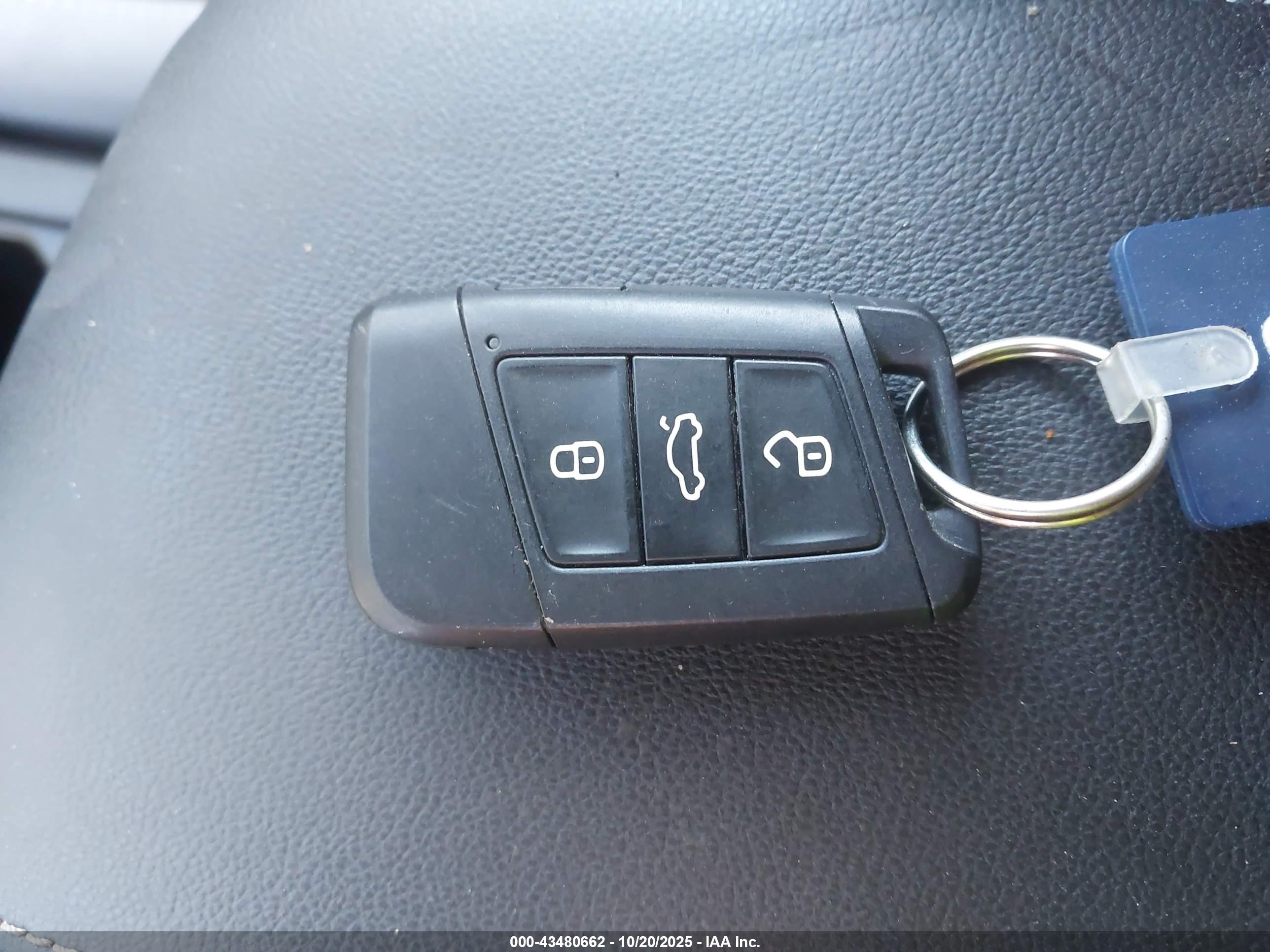 VOLKSWAGEN TAOS image 11