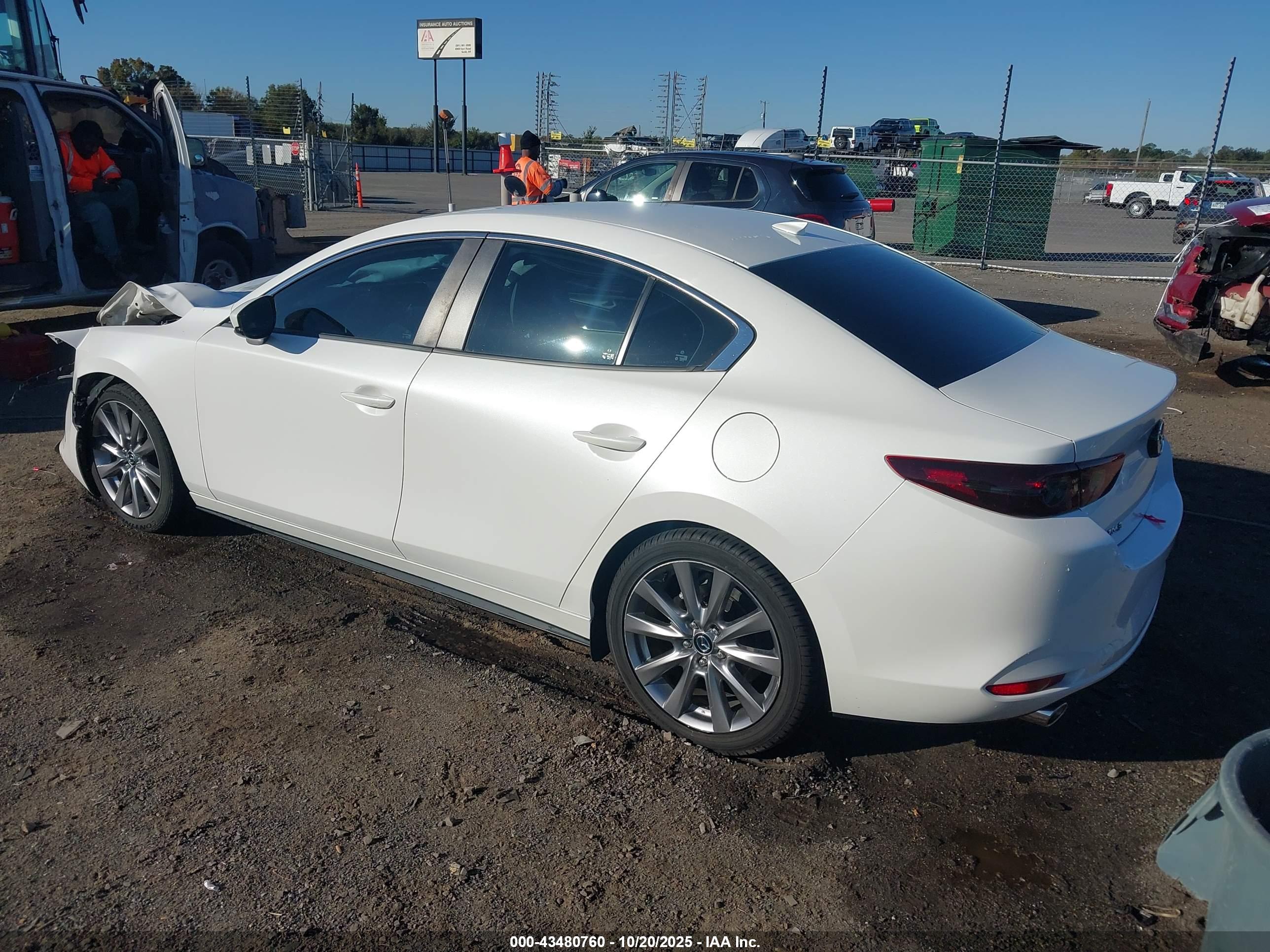 MAZDA MAZDA3 image 3