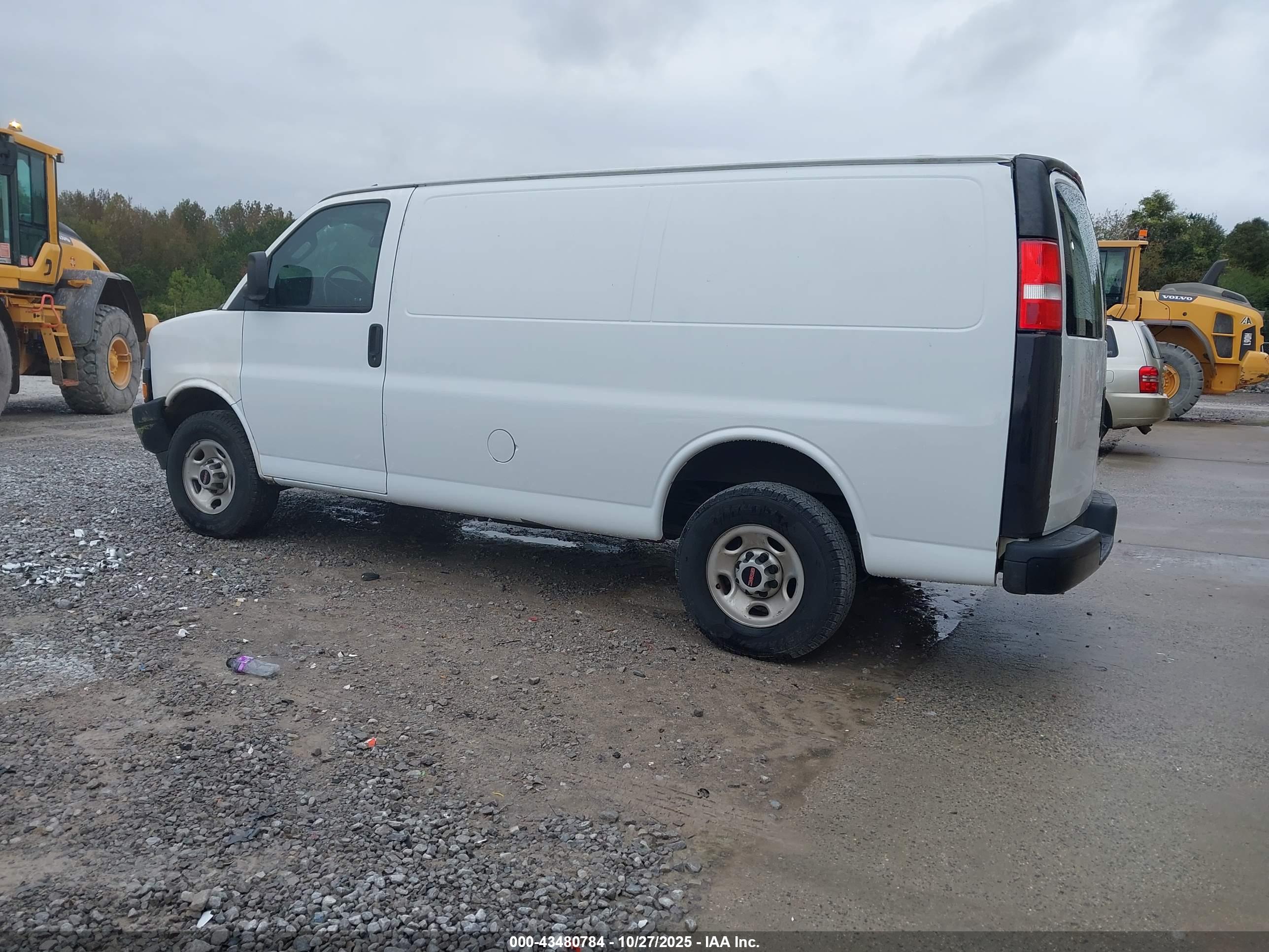GMC SAVANA image 3