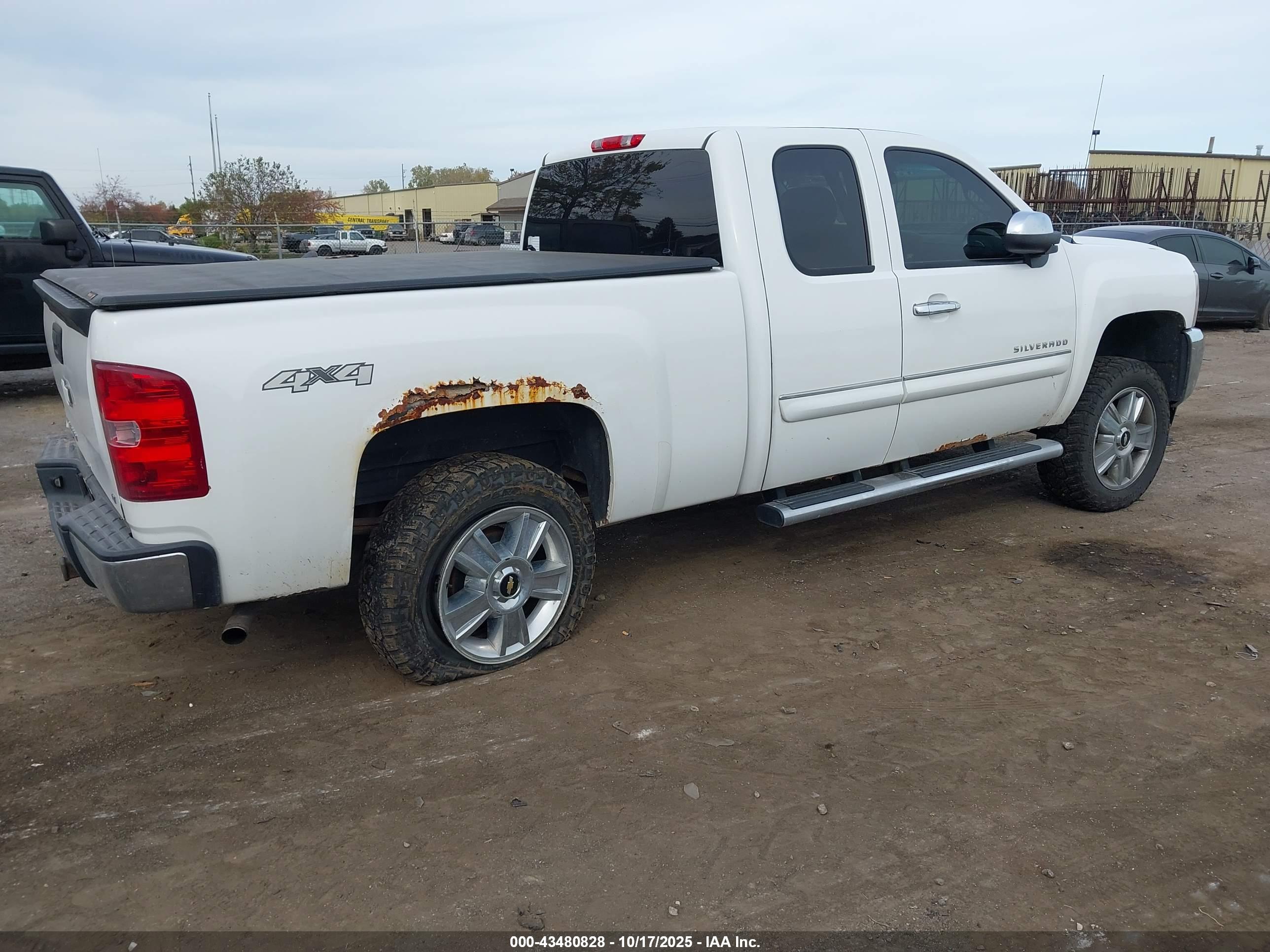 CHEVROLET SILVERADO image 4