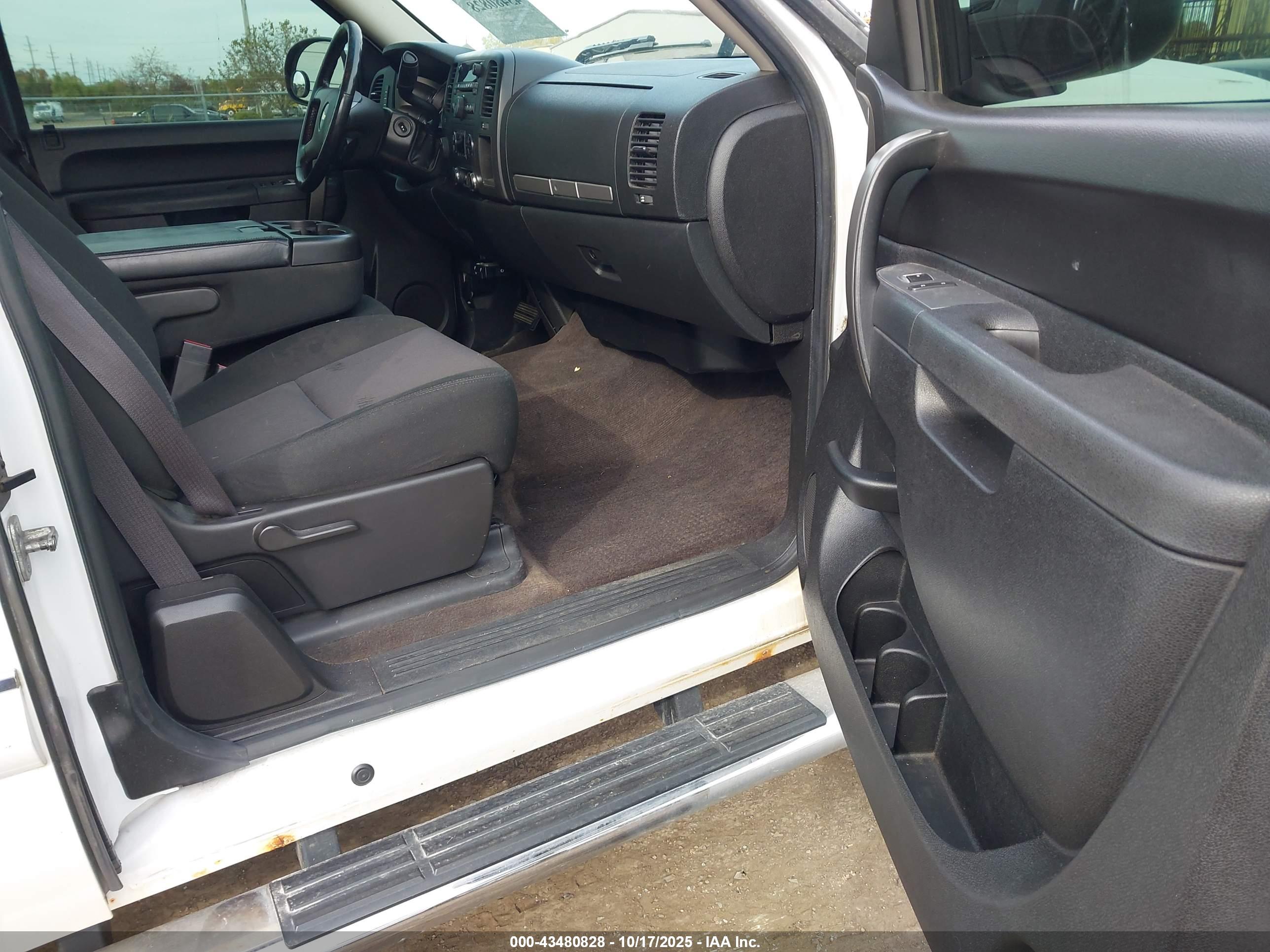 CHEVROLET SILVERADO image 5