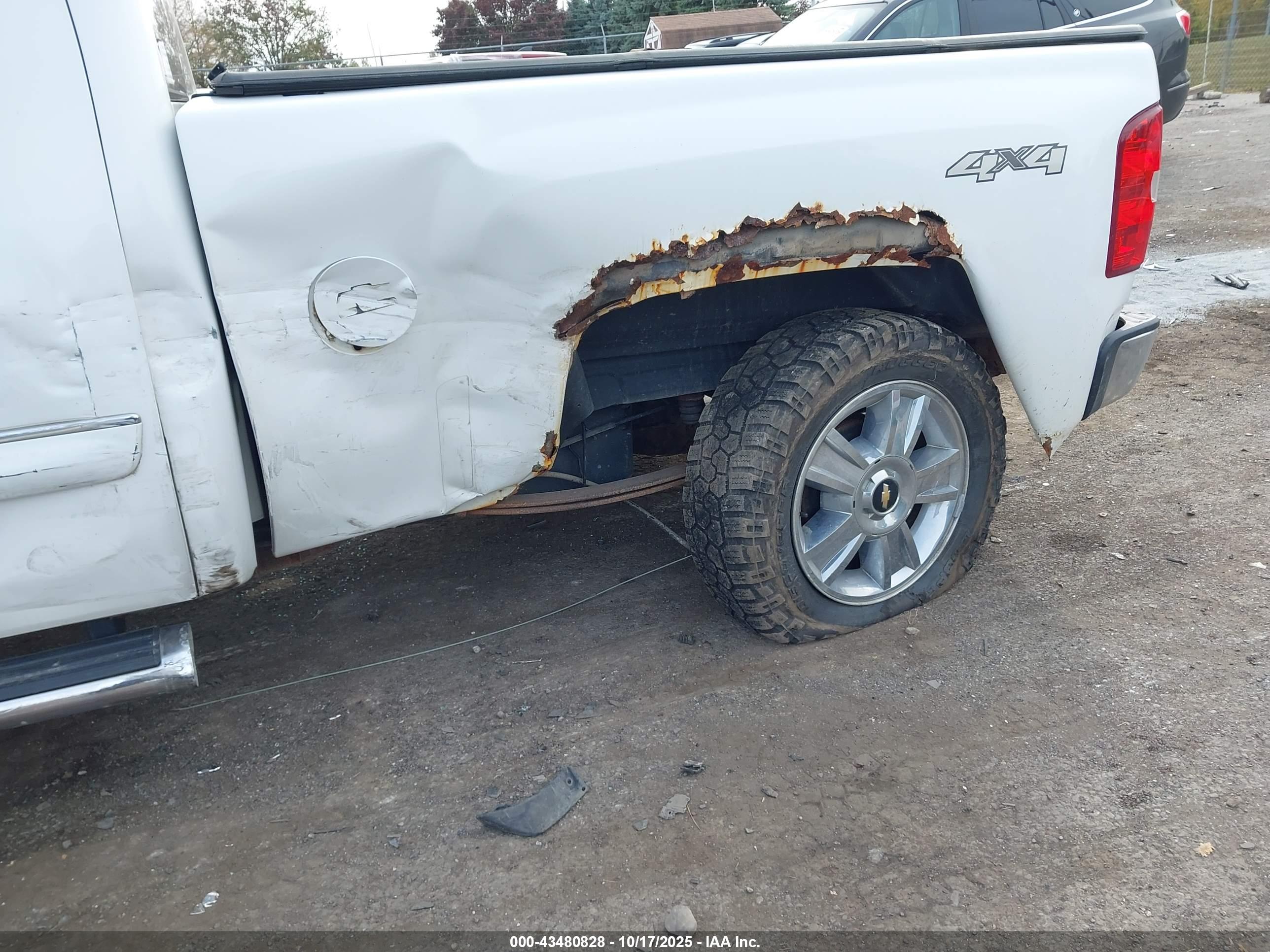 CHEVROLET SILVERADO image 6