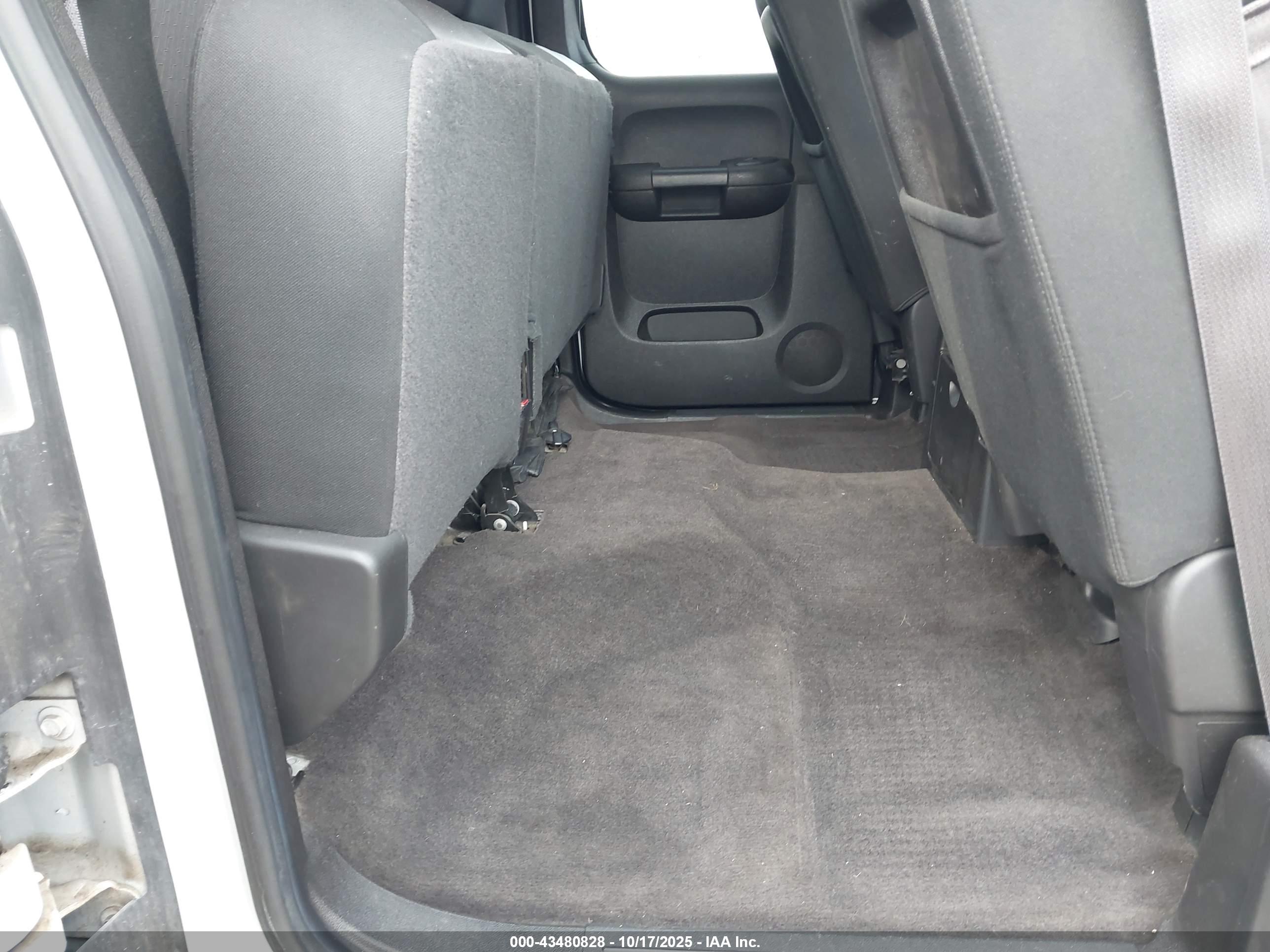 CHEVROLET SILVERADO image 8
