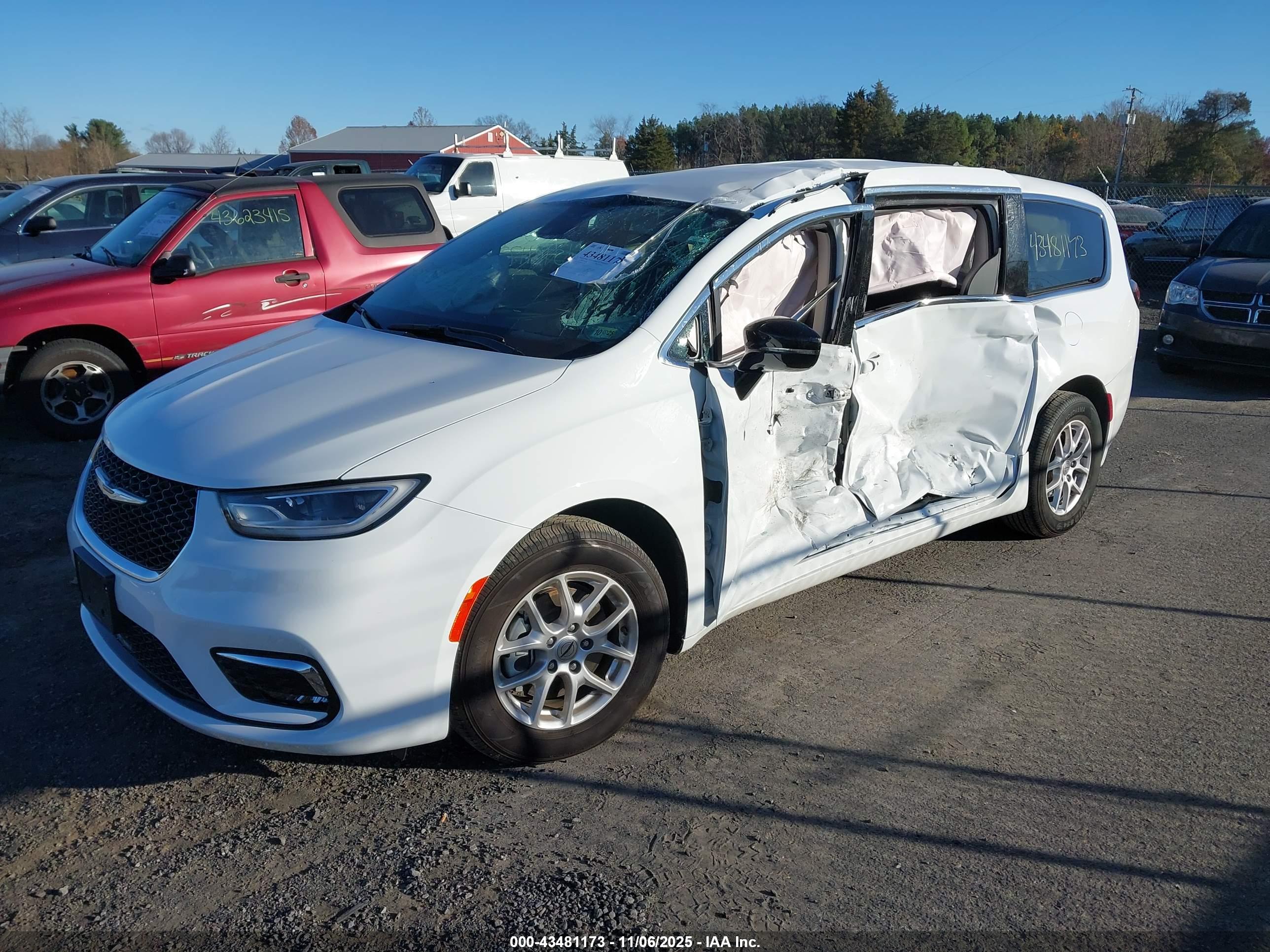 CHRYSLER PACIFICA image 2