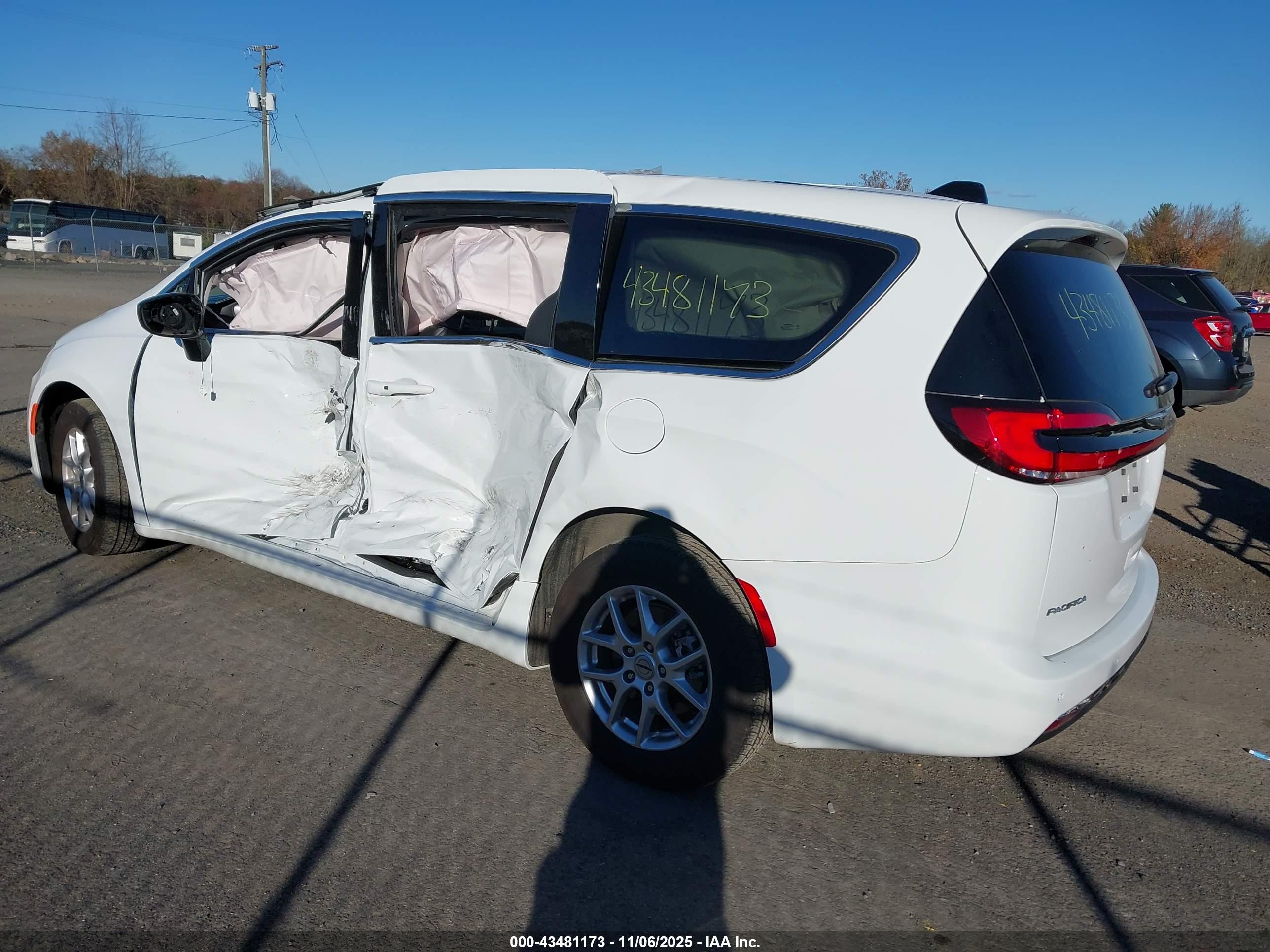 CHRYSLER PACIFICA image 3