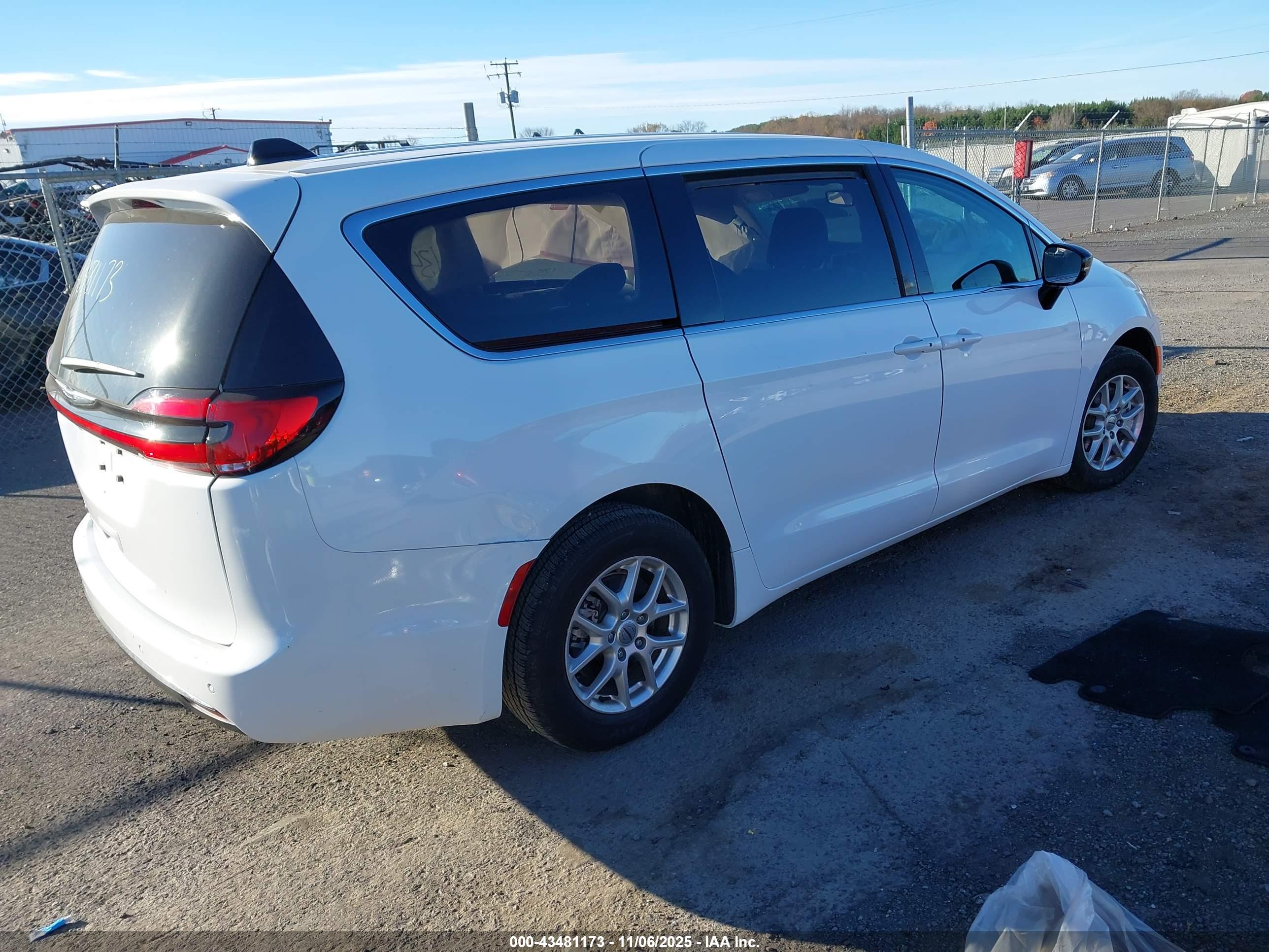 CHRYSLER PACIFICA image 4