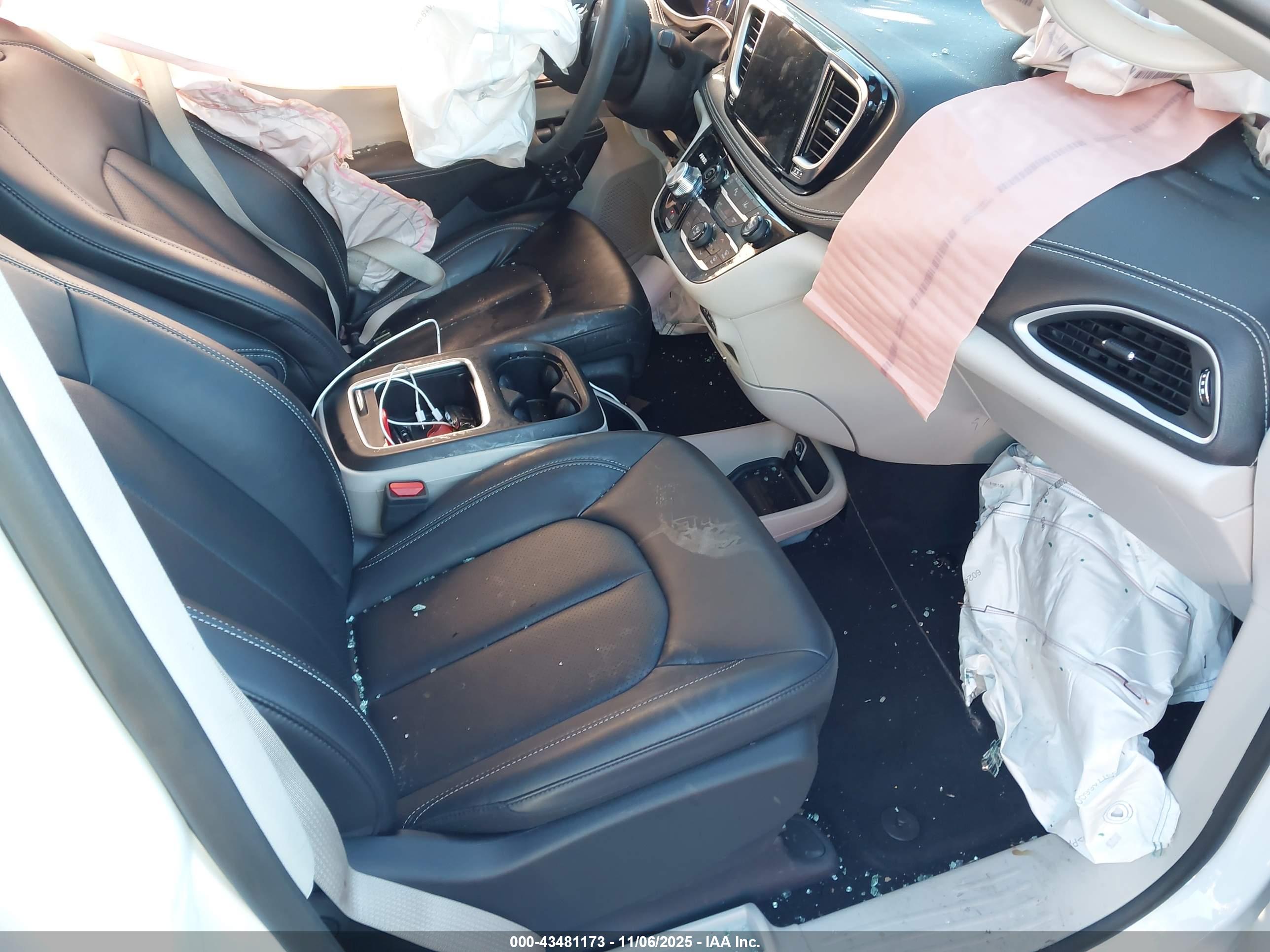 CHRYSLER PACIFICA image 5