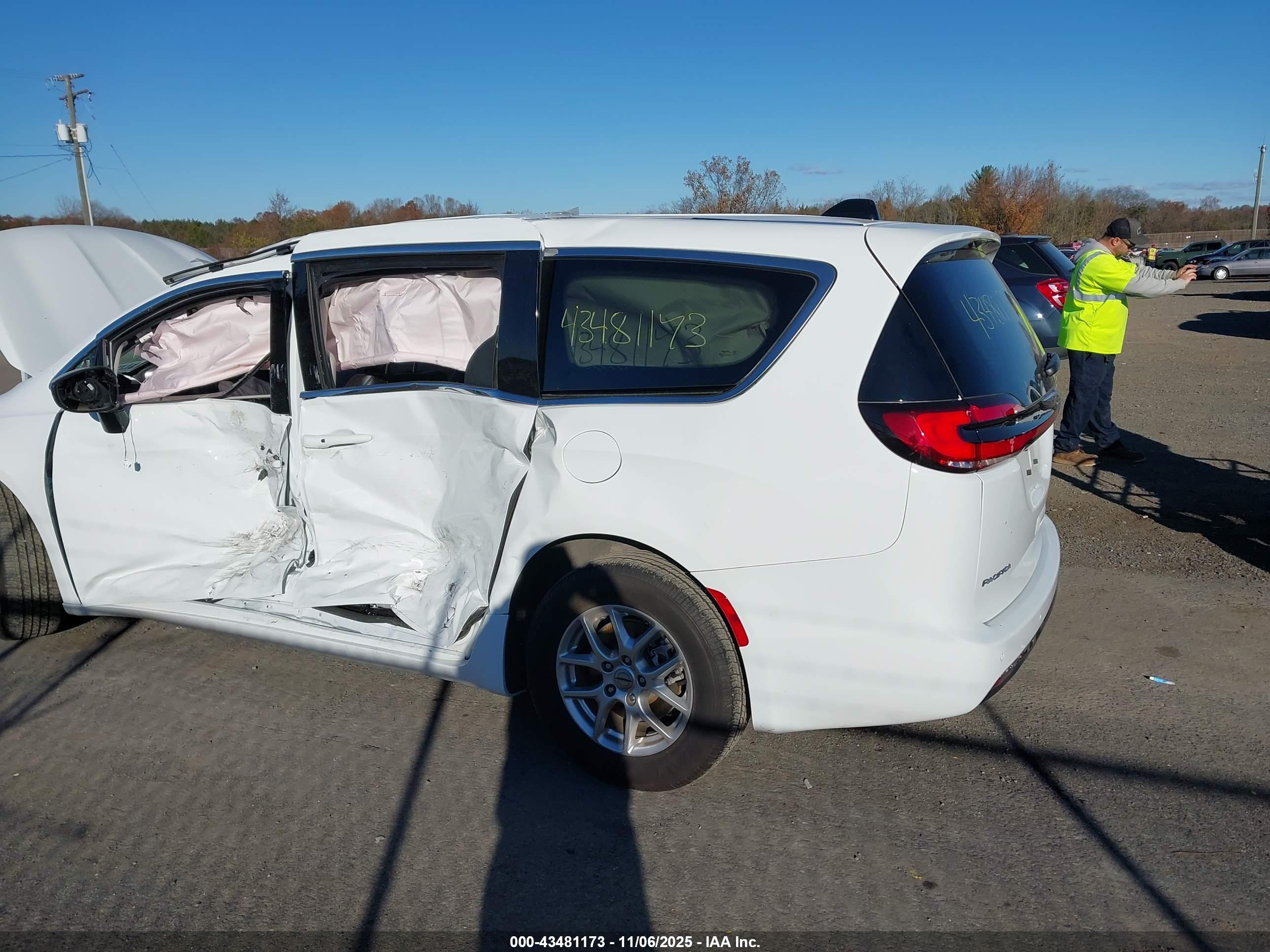 CHRYSLER PACIFICA image 6