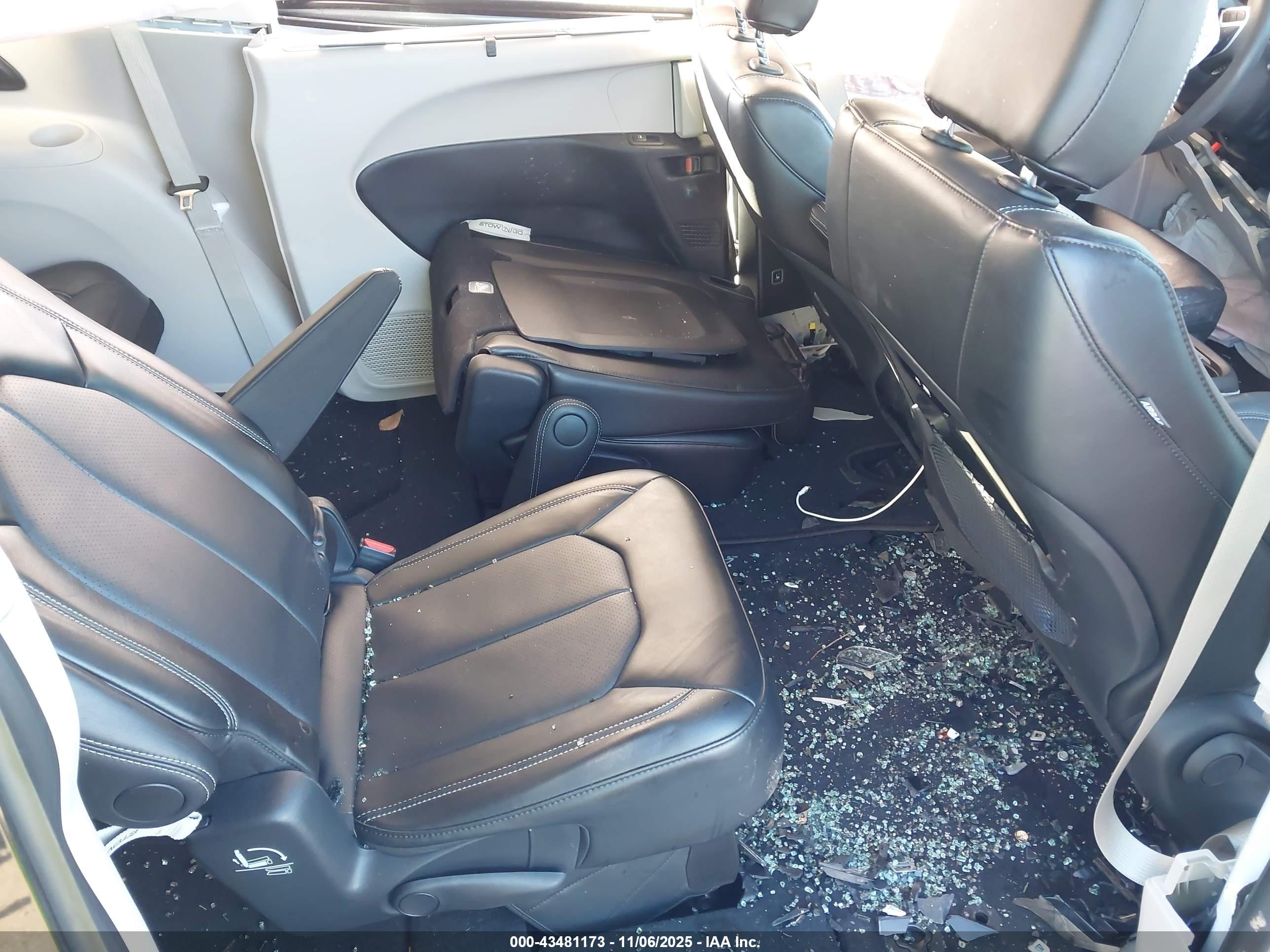 CHRYSLER PACIFICA image 8