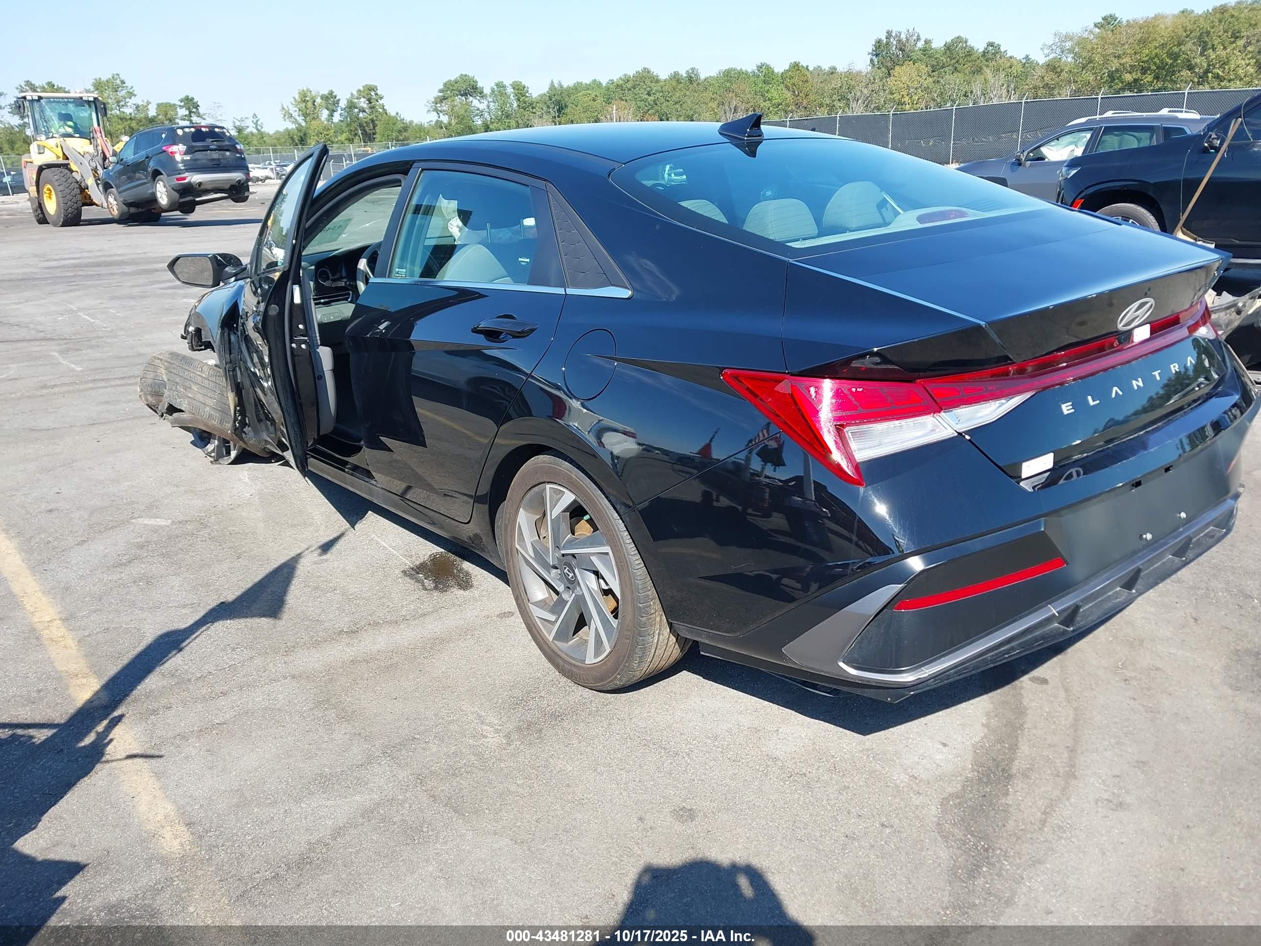HYUNDAI ELANTRA image 3