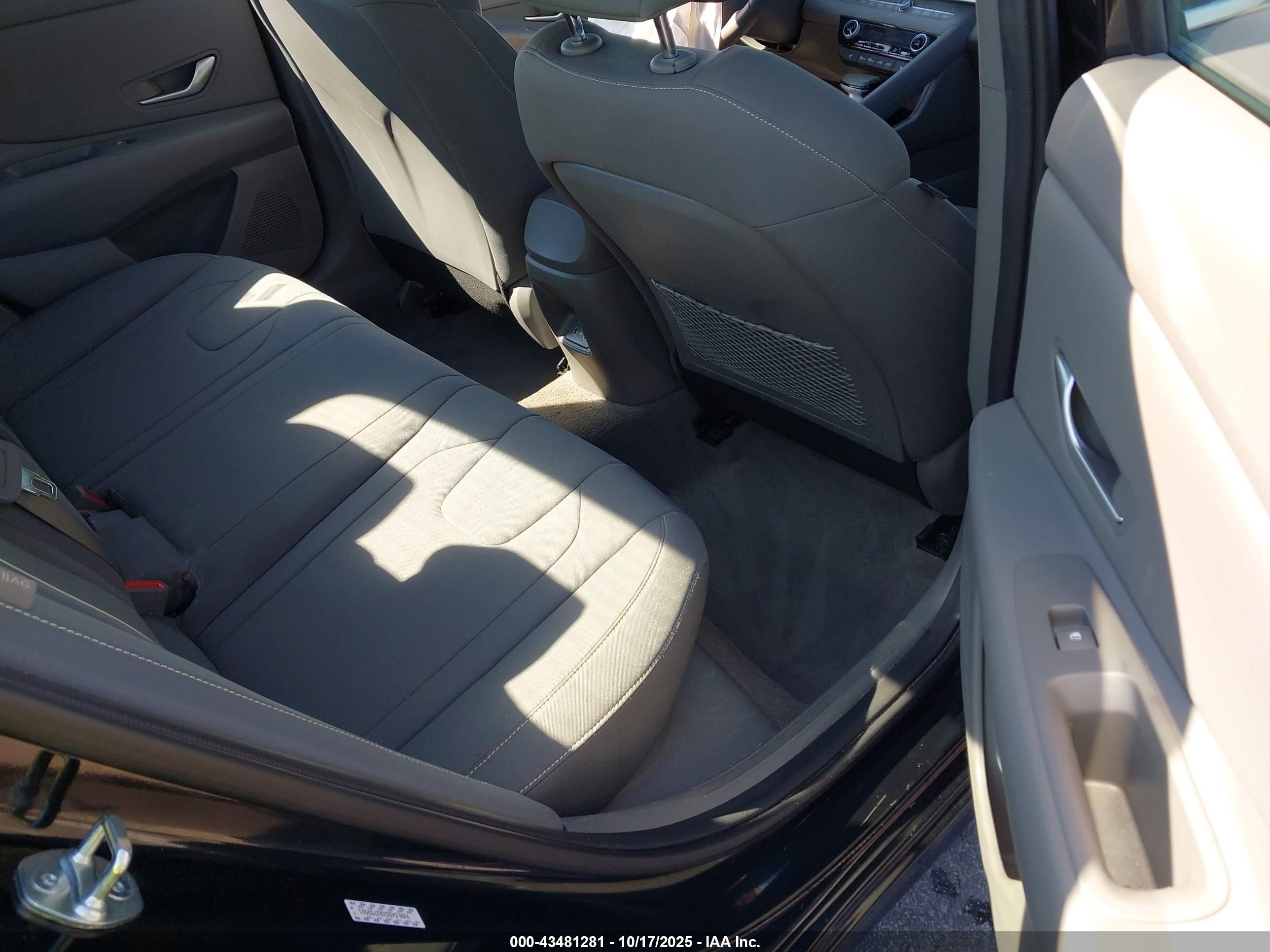 HYUNDAI ELANTRA image 8