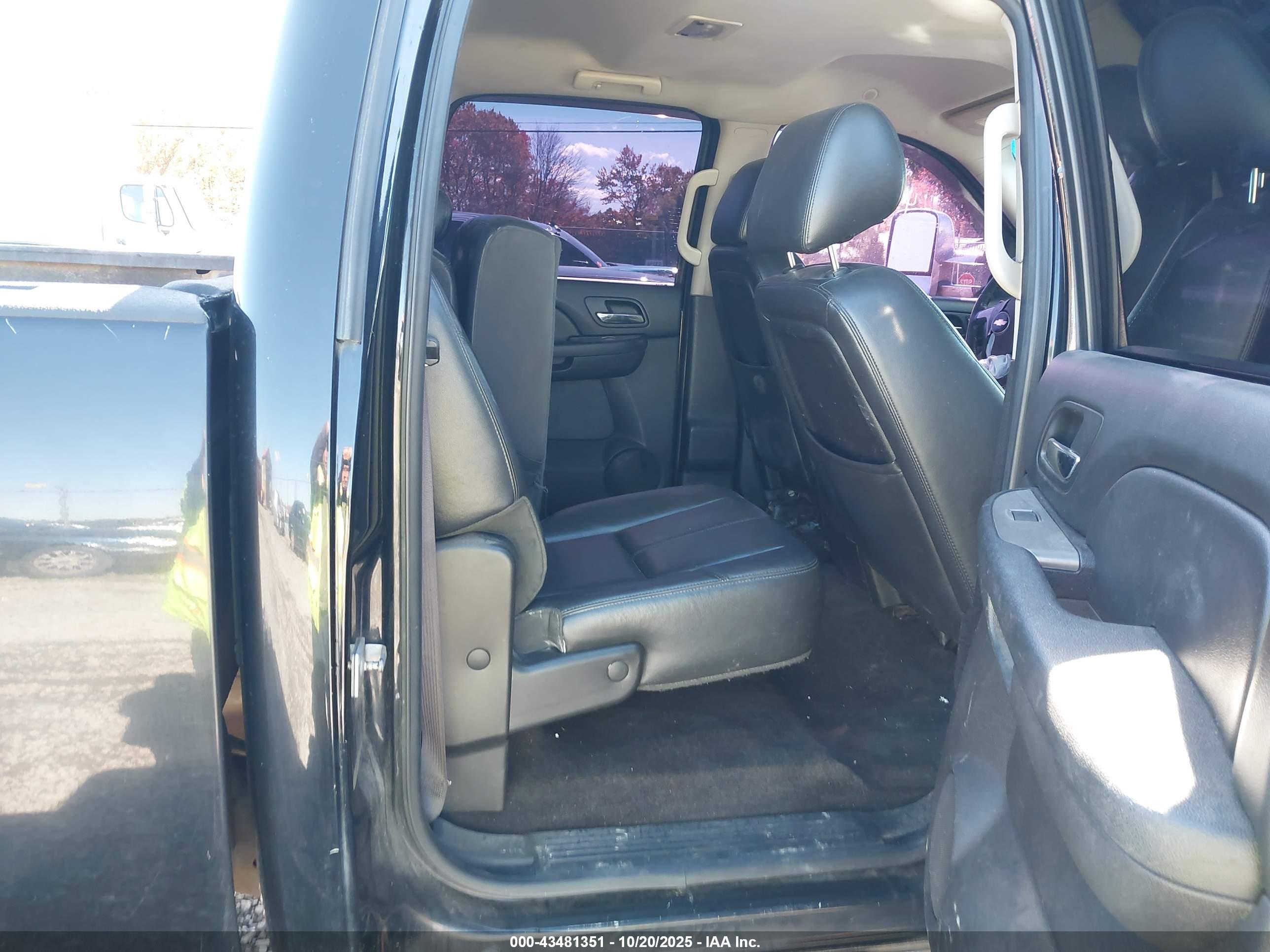 CHEVROLET SILVERADO image 8