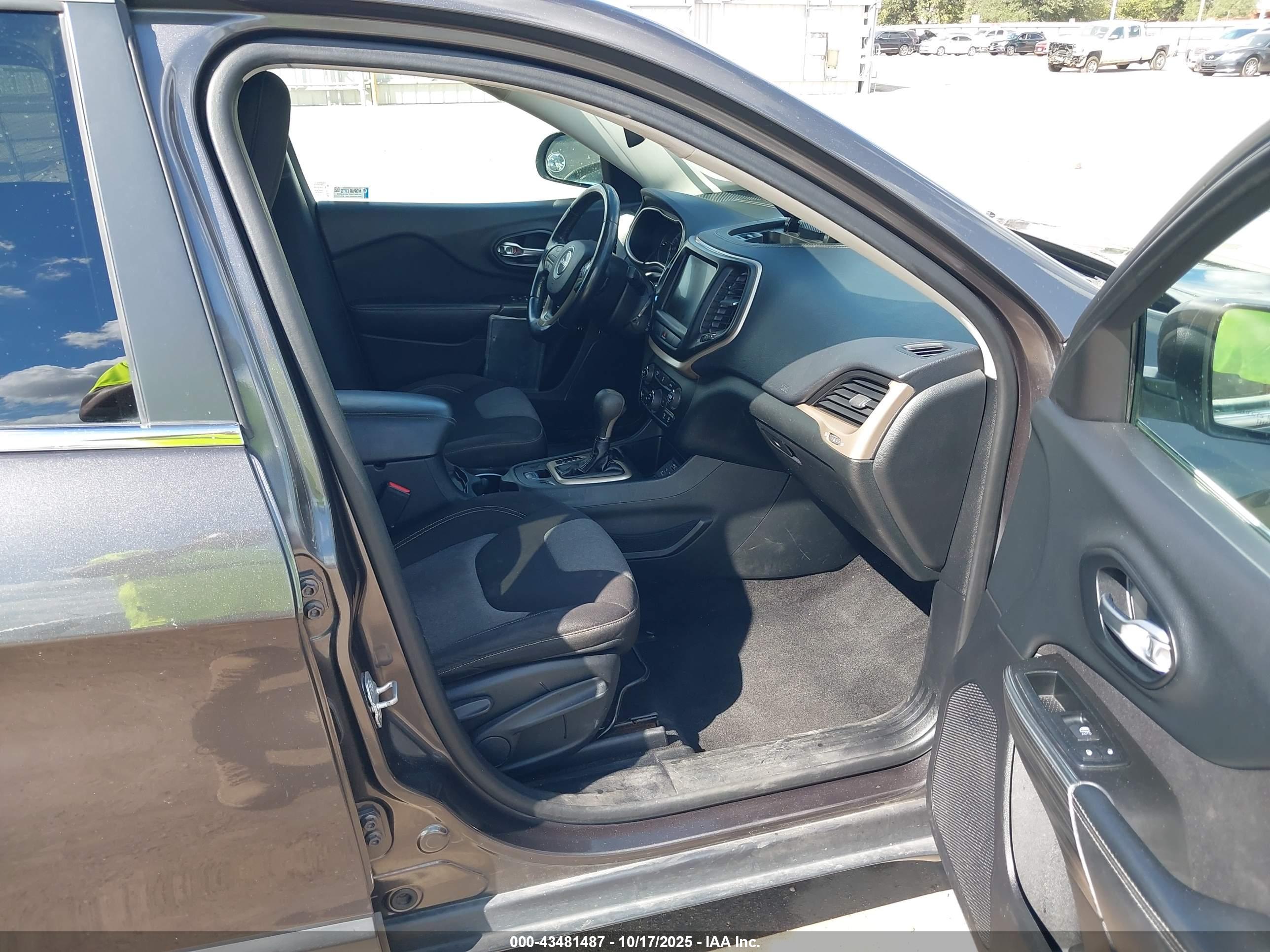 JEEP CHEROKEE image 5