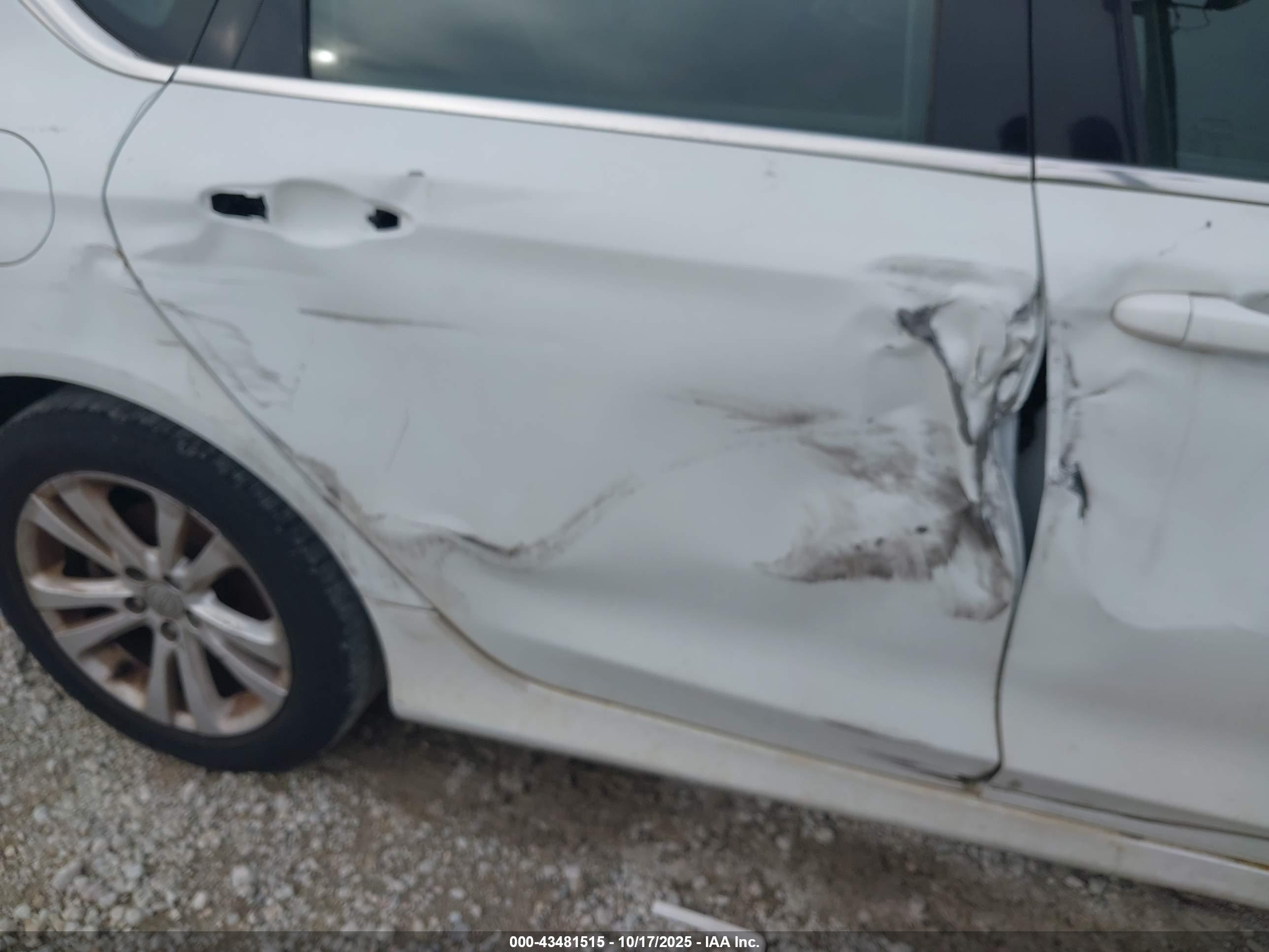 CHRYSLER 200 image 6