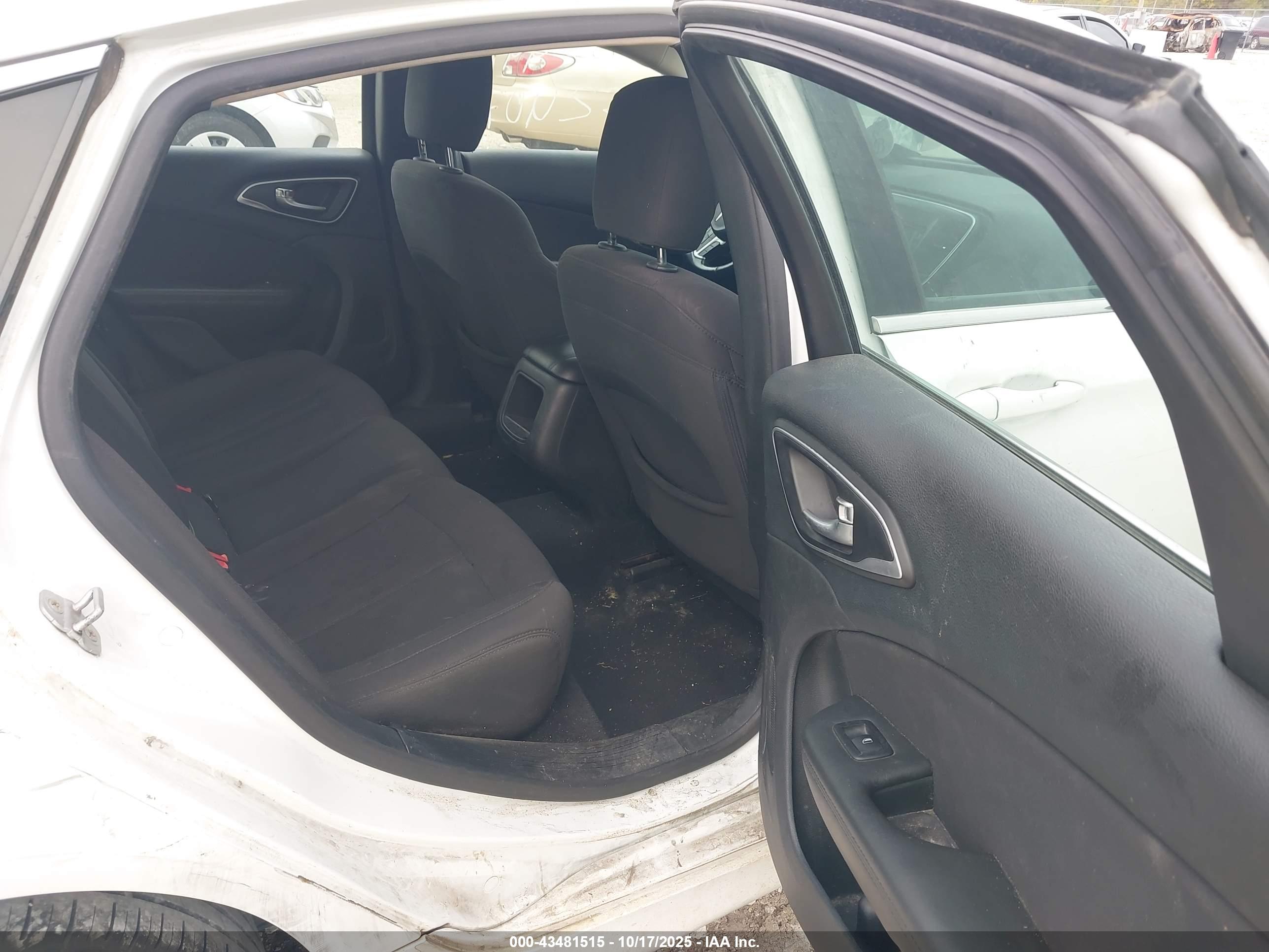CHRYSLER 200 image 8