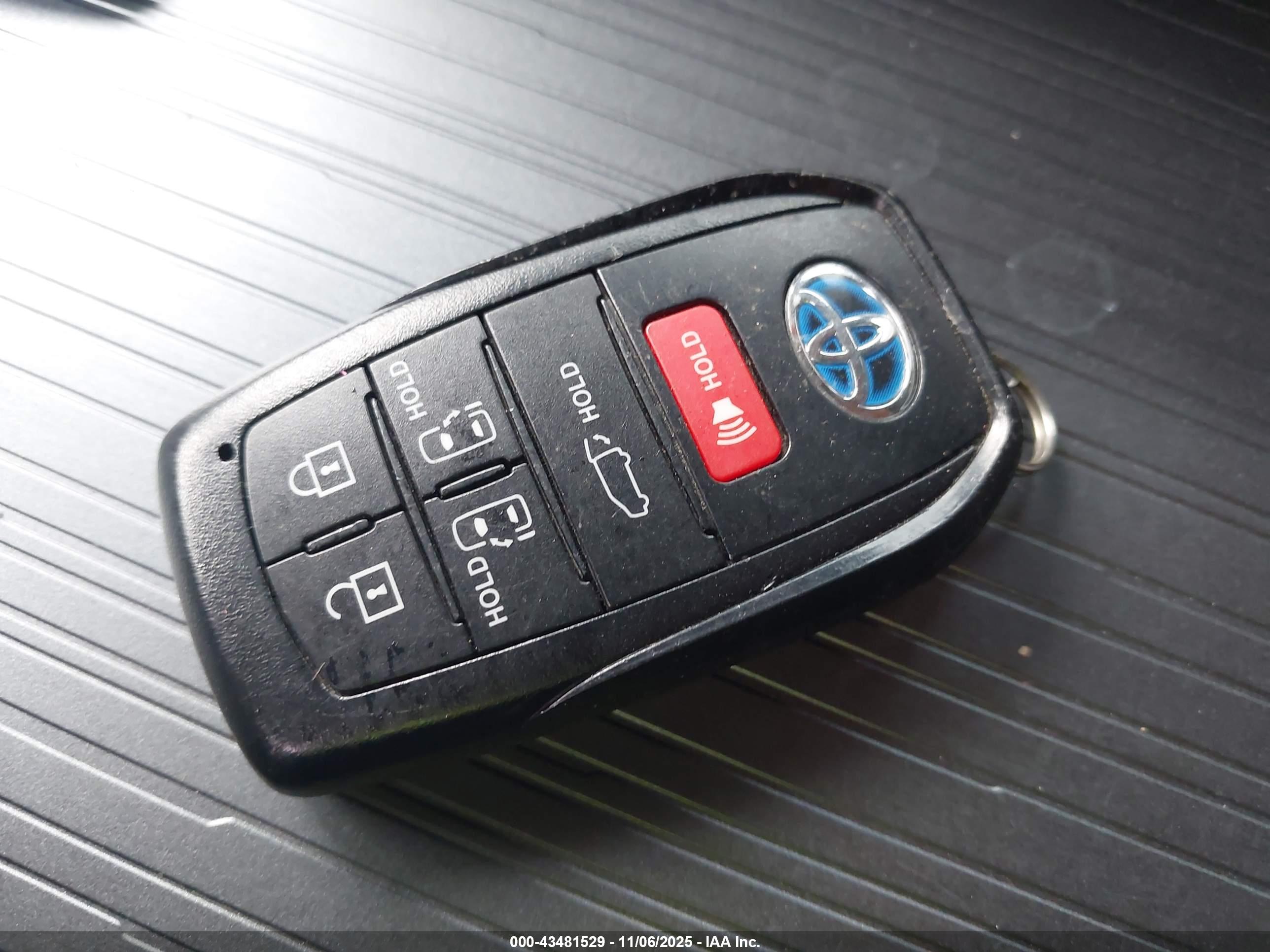 TOYOTA SIENNA image 11