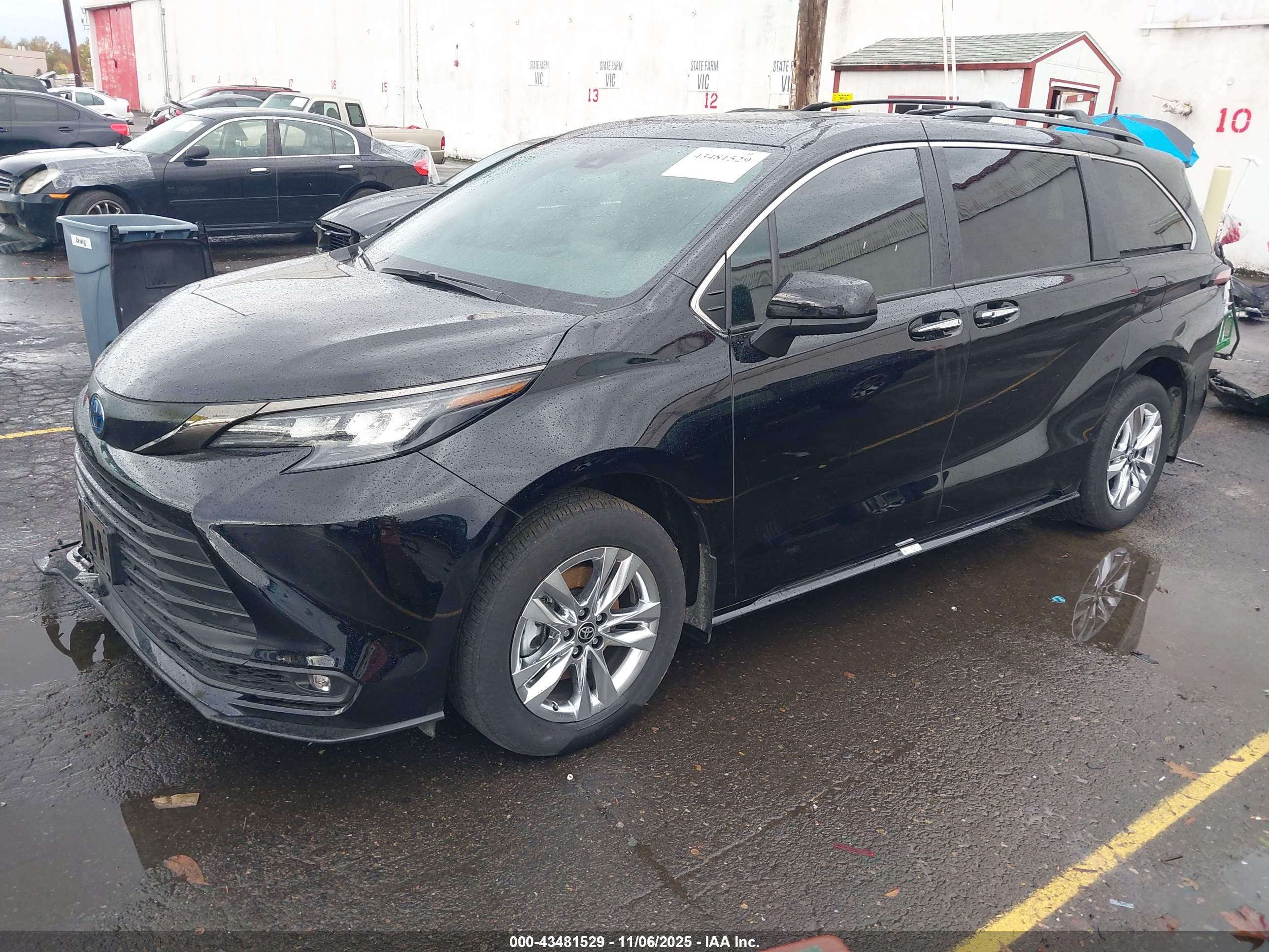 TOYOTA SIENNA image 2