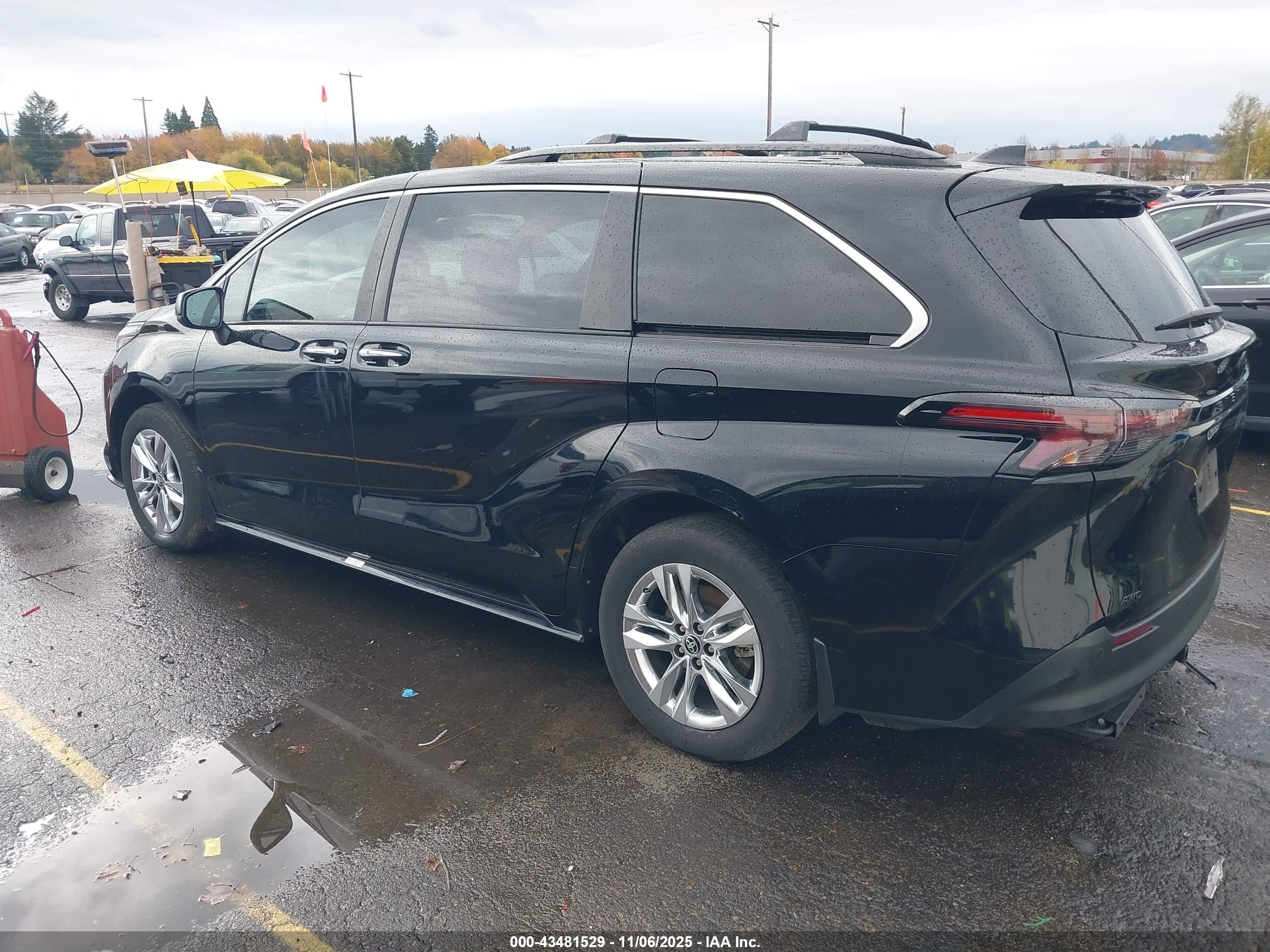 TOYOTA SIENNA image 3