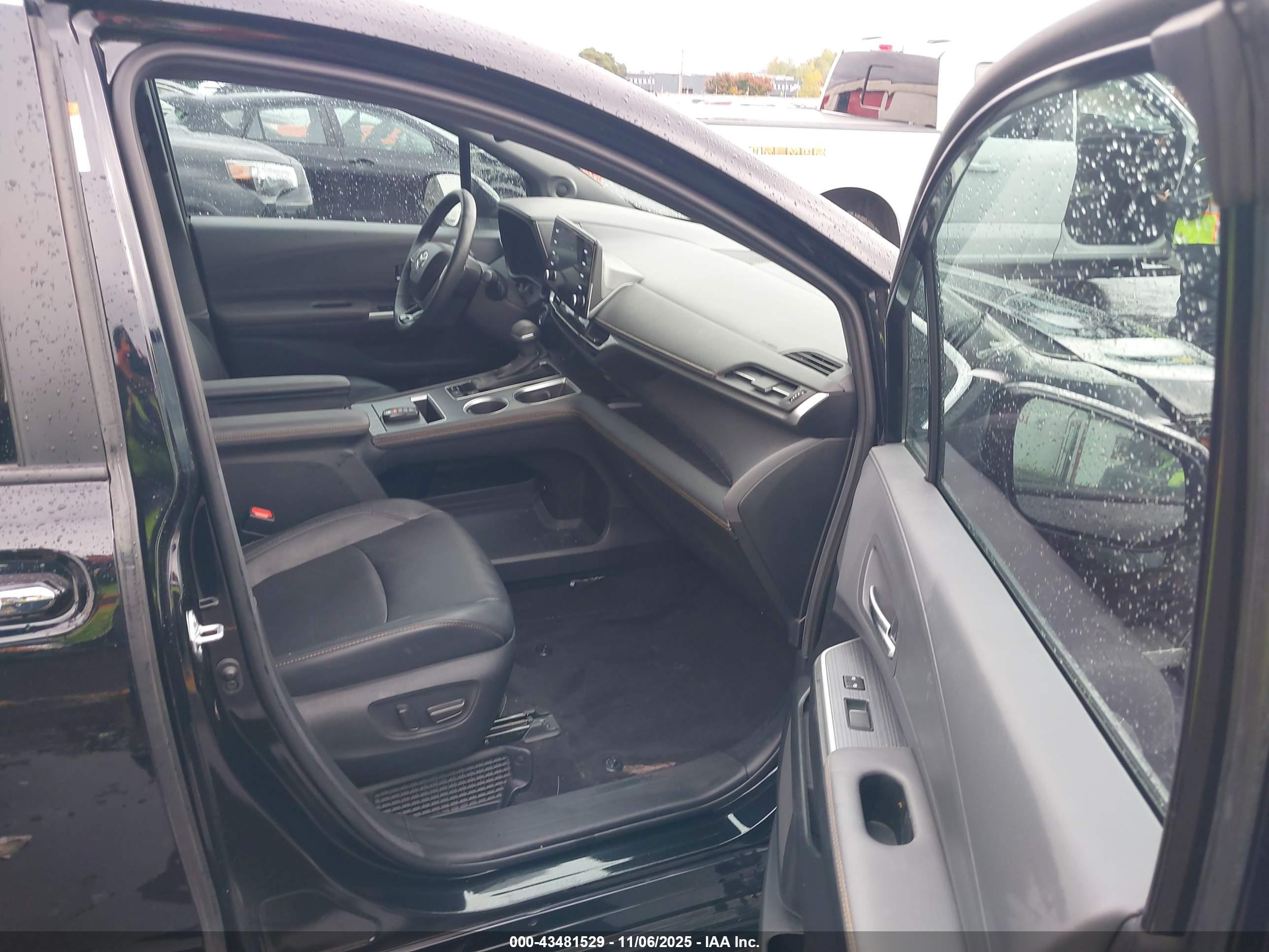 TOYOTA SIENNA image 5