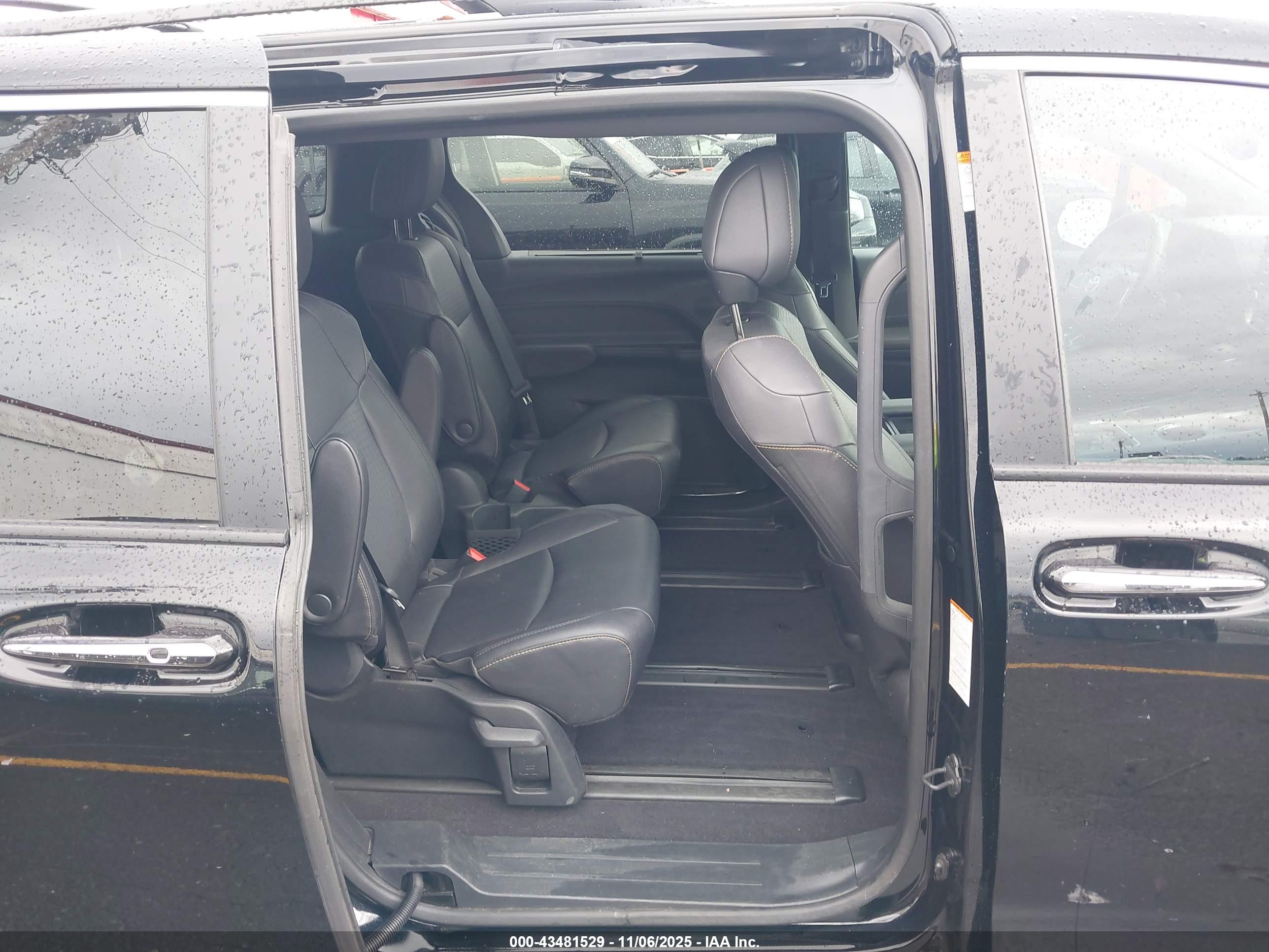 TOYOTA SIENNA image 8