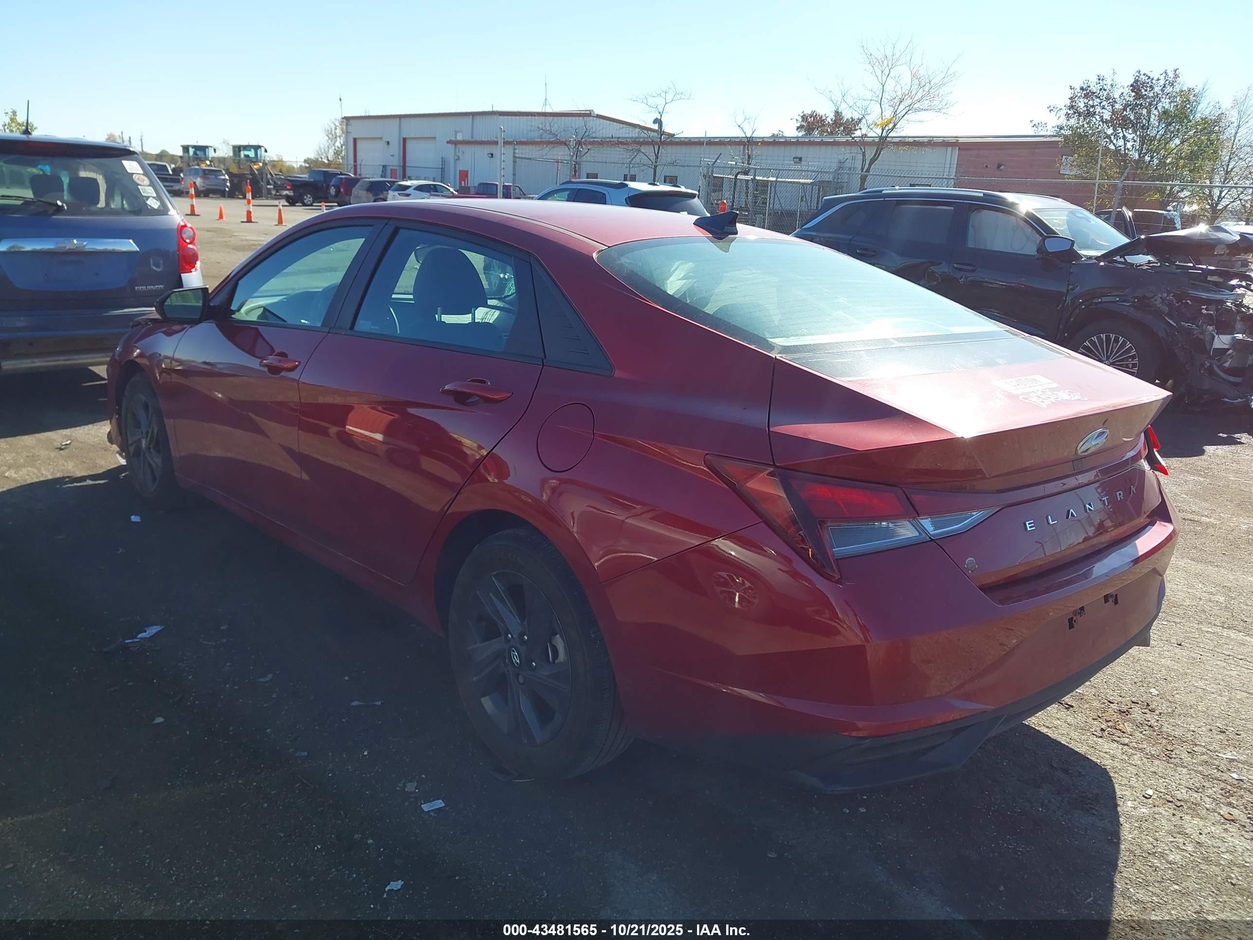 HYUNDAI ELANTRA image 3