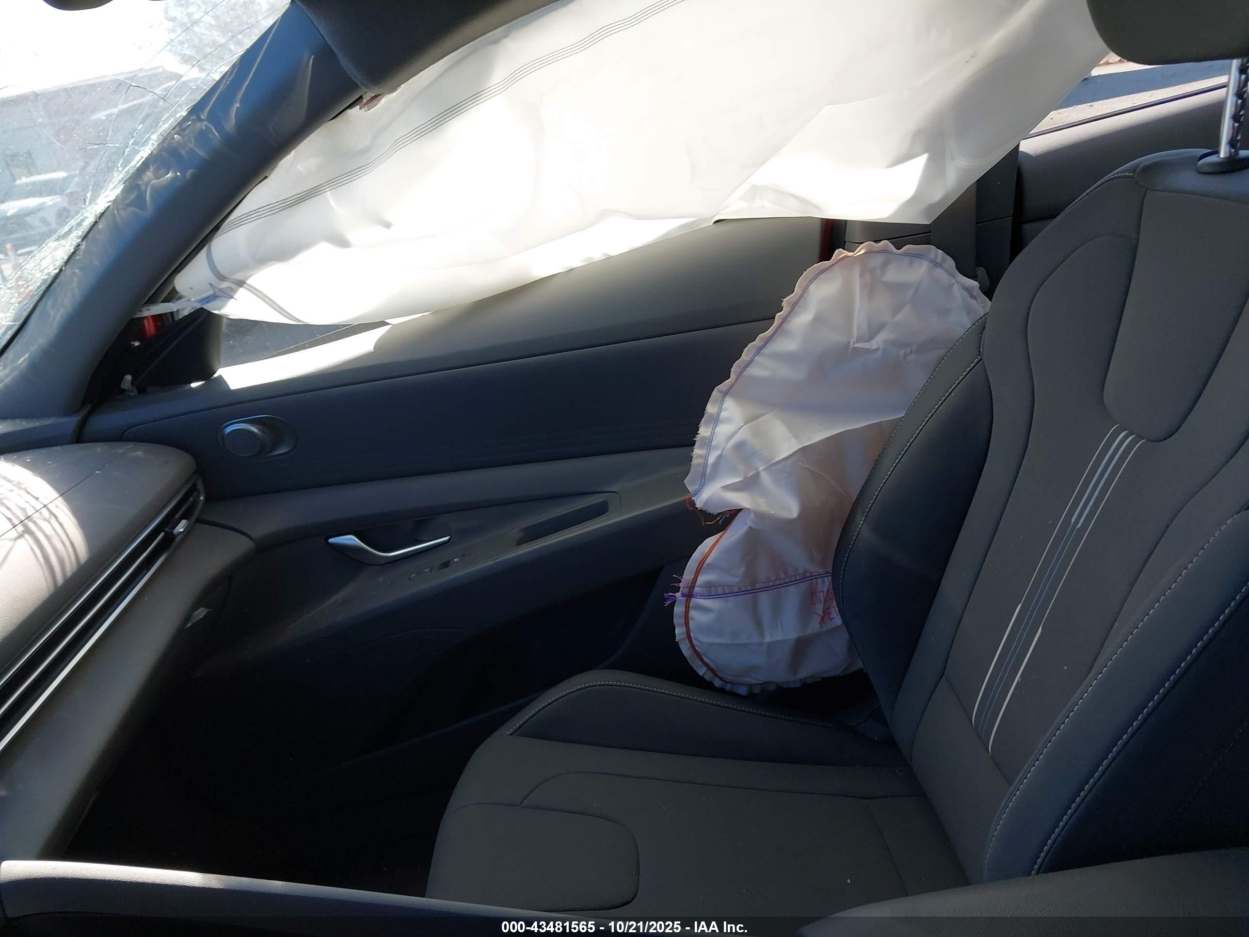 HYUNDAI ELANTRA image 5