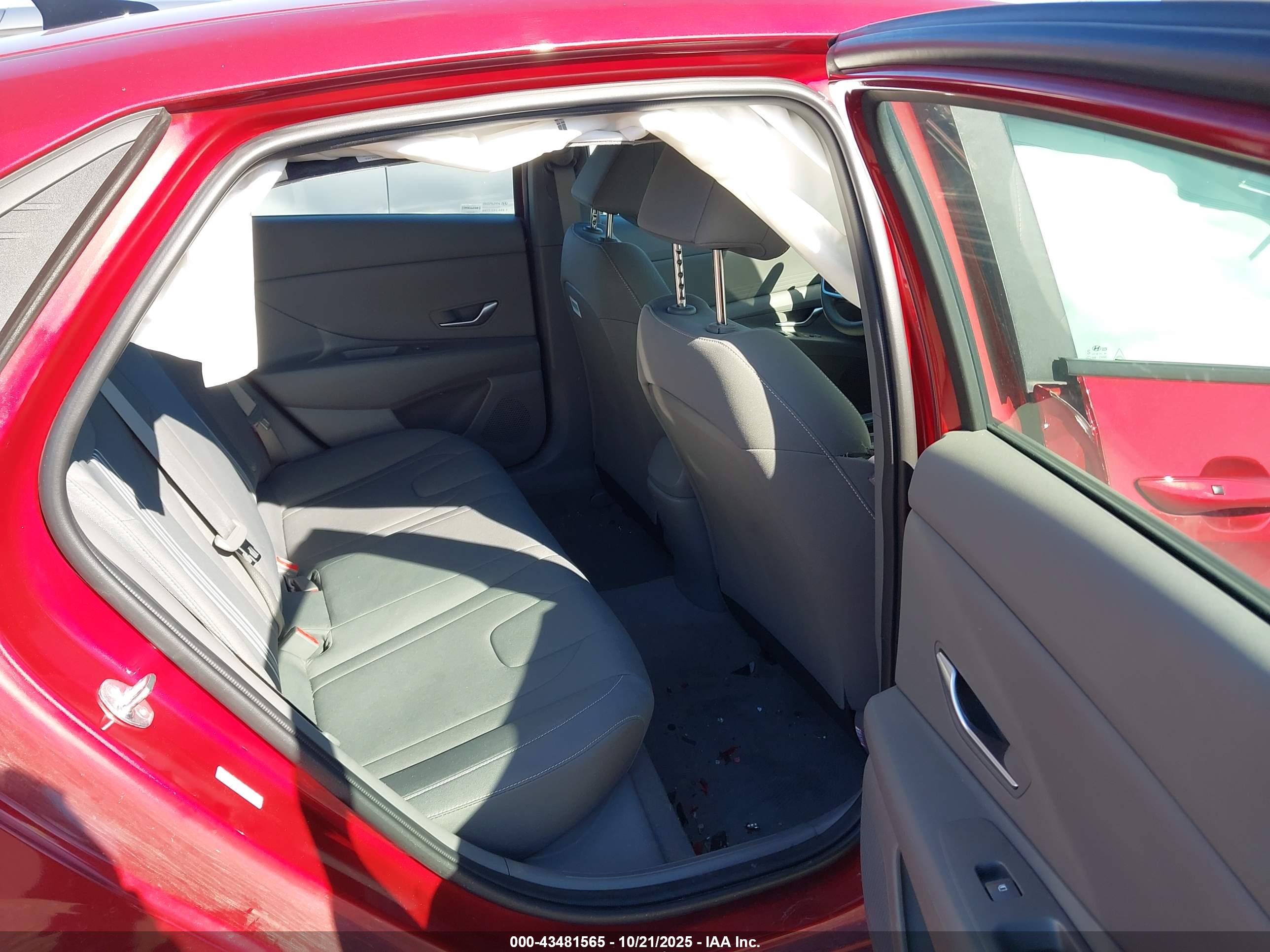 HYUNDAI ELANTRA image 8
