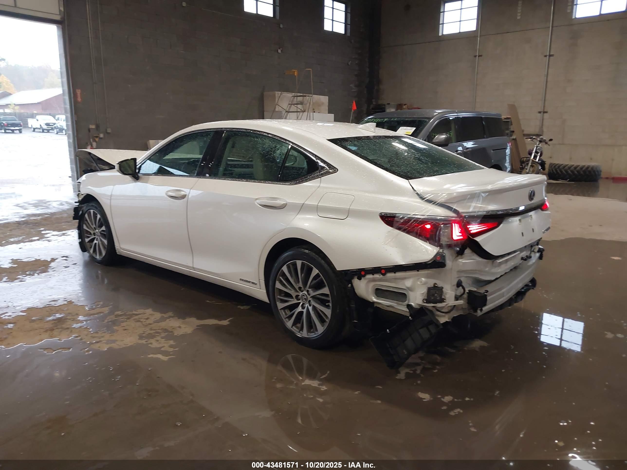 LEXUS ES image 3