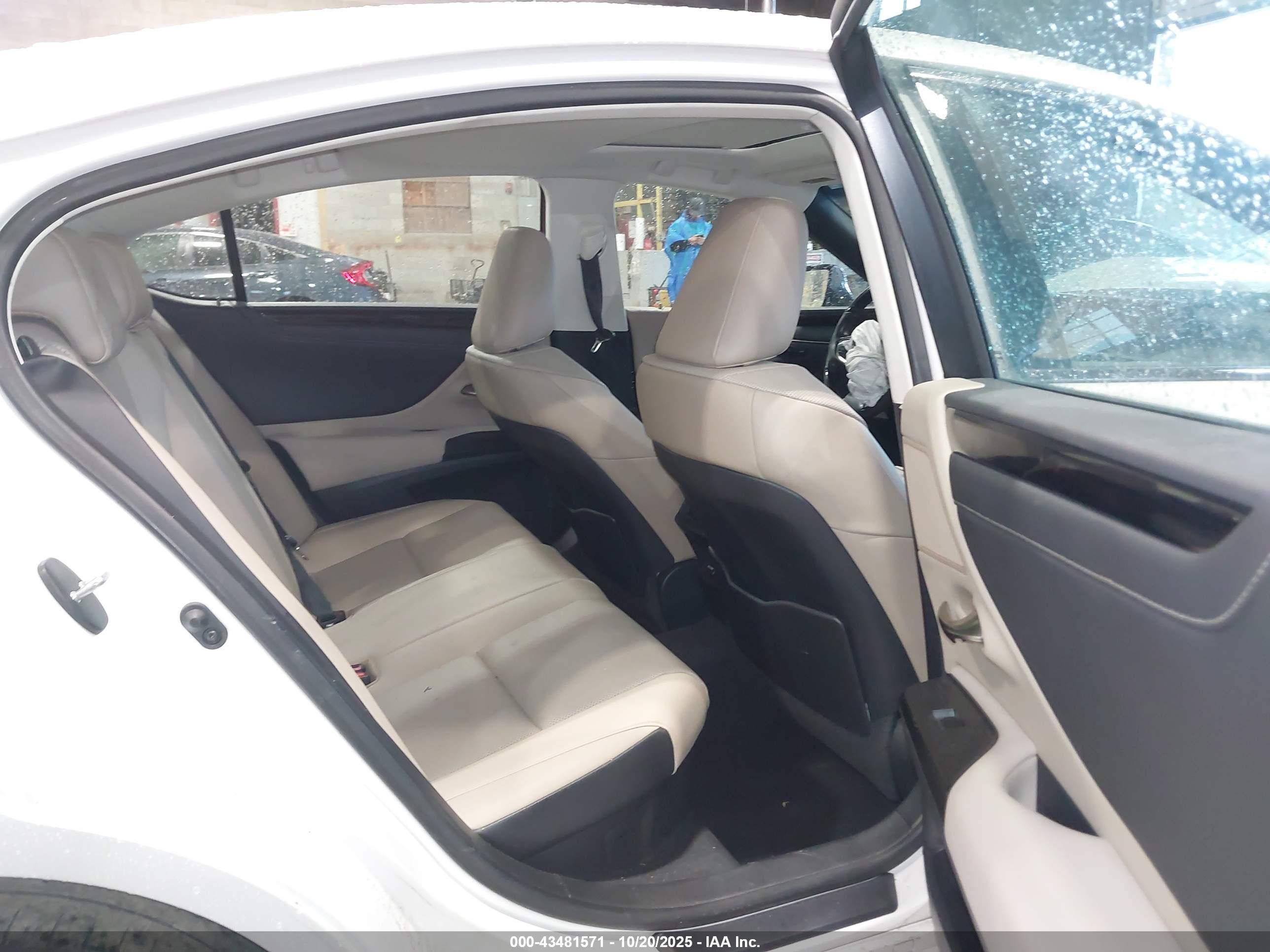 LEXUS ES image 8