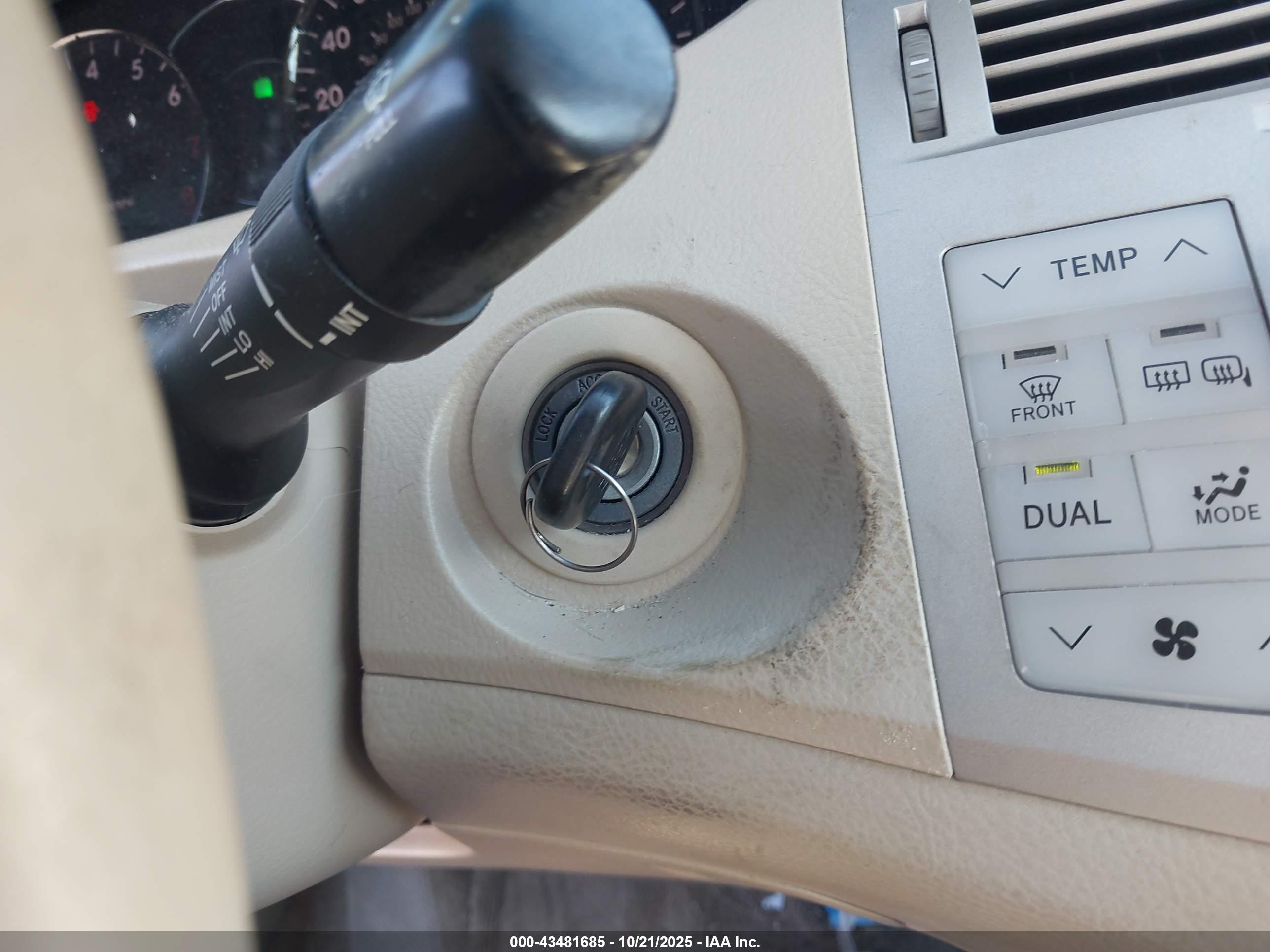 TOYOTA AVALON image 11