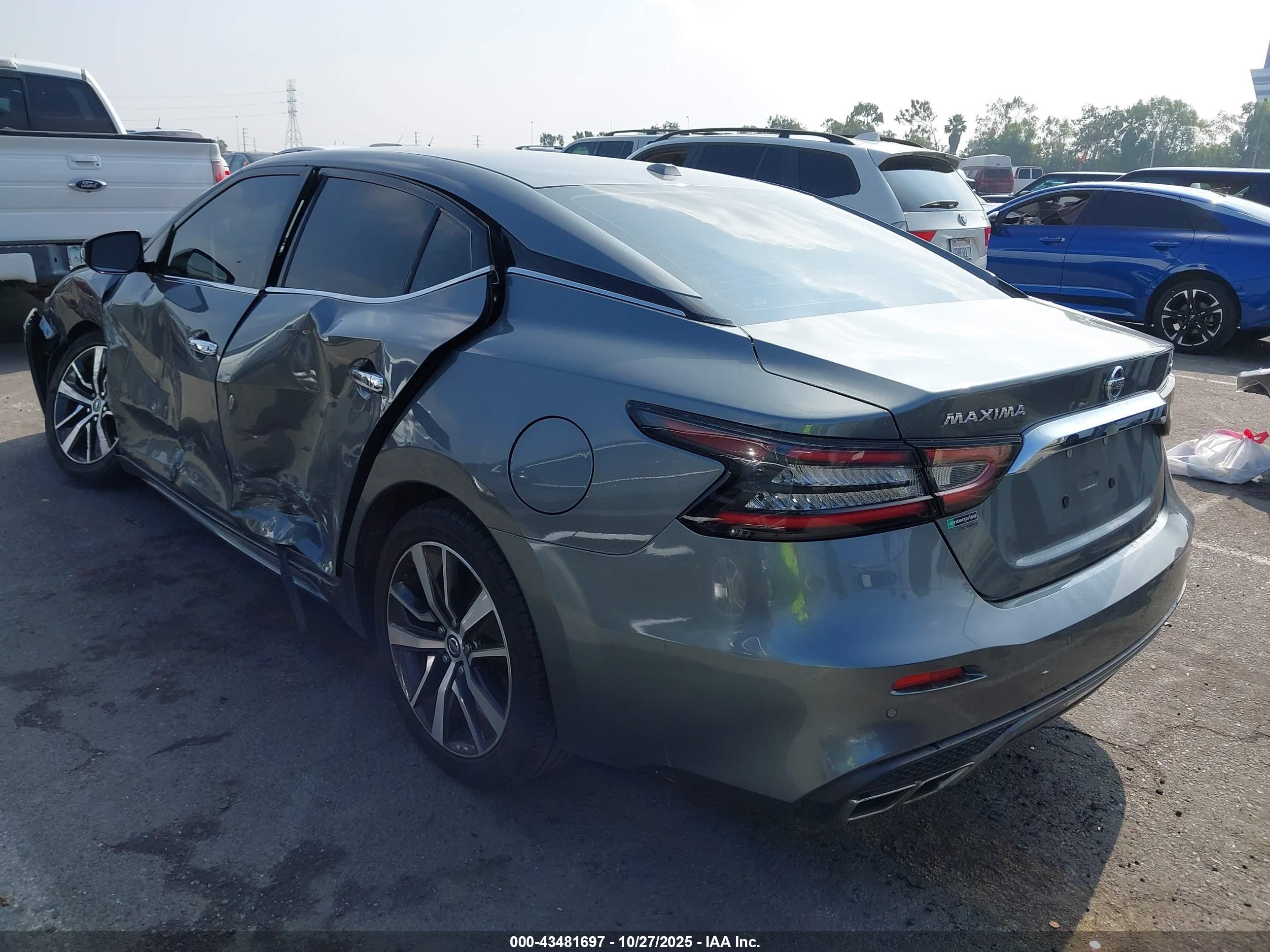 NISSAN MAXIMA image 3