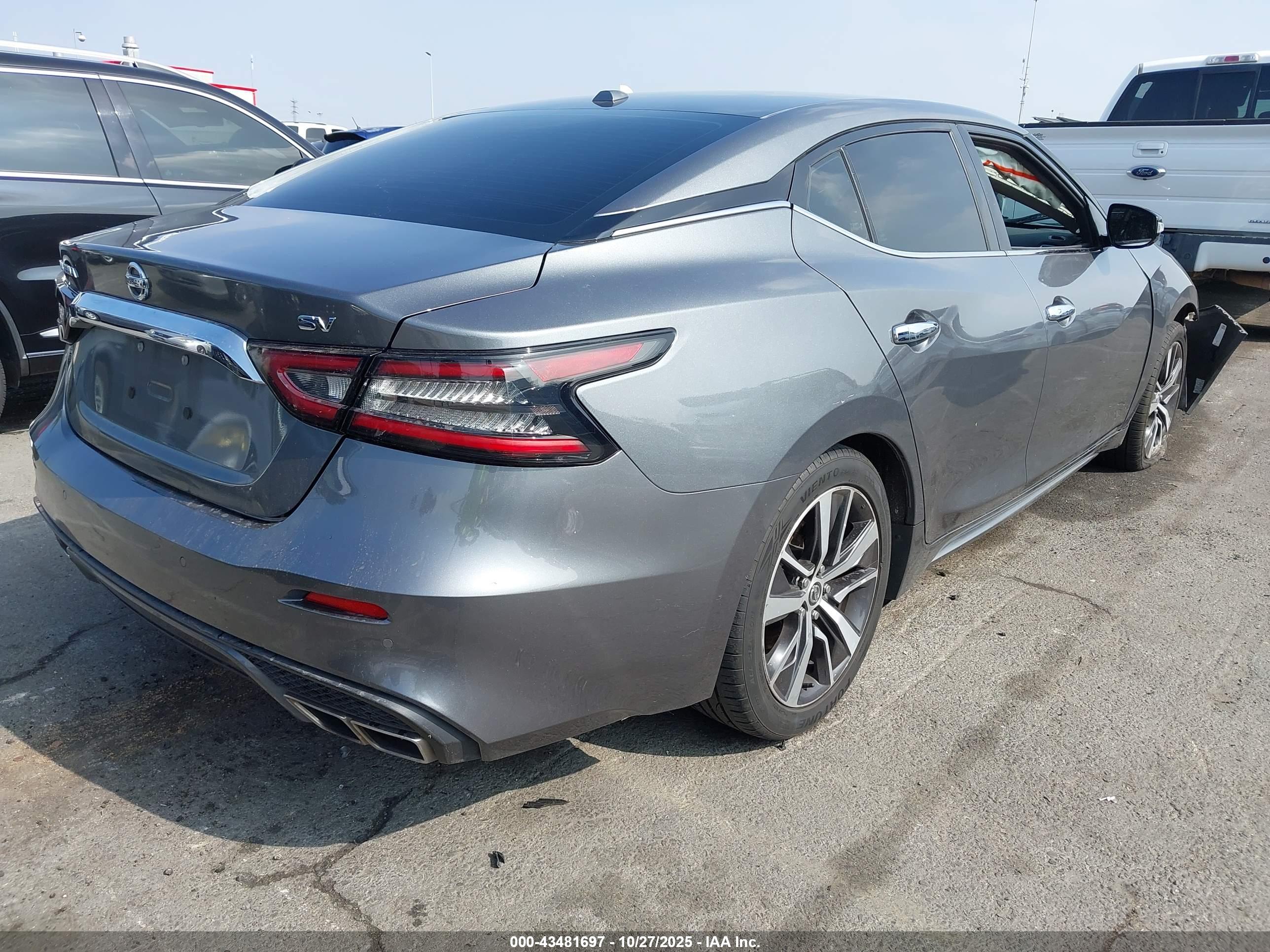 NISSAN MAXIMA image 4