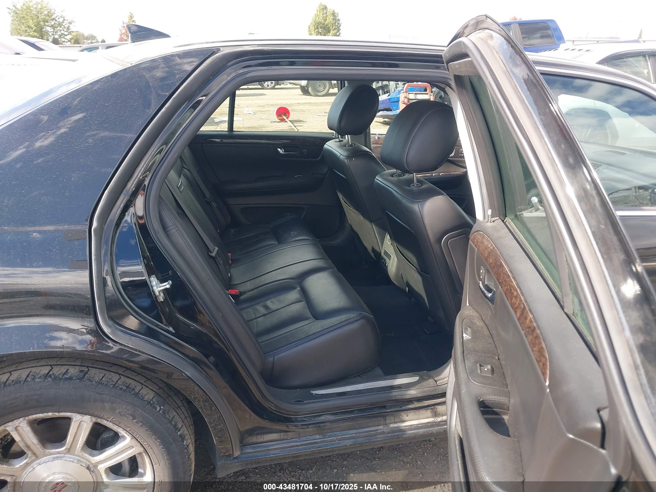 CADILLAC DTS image 8