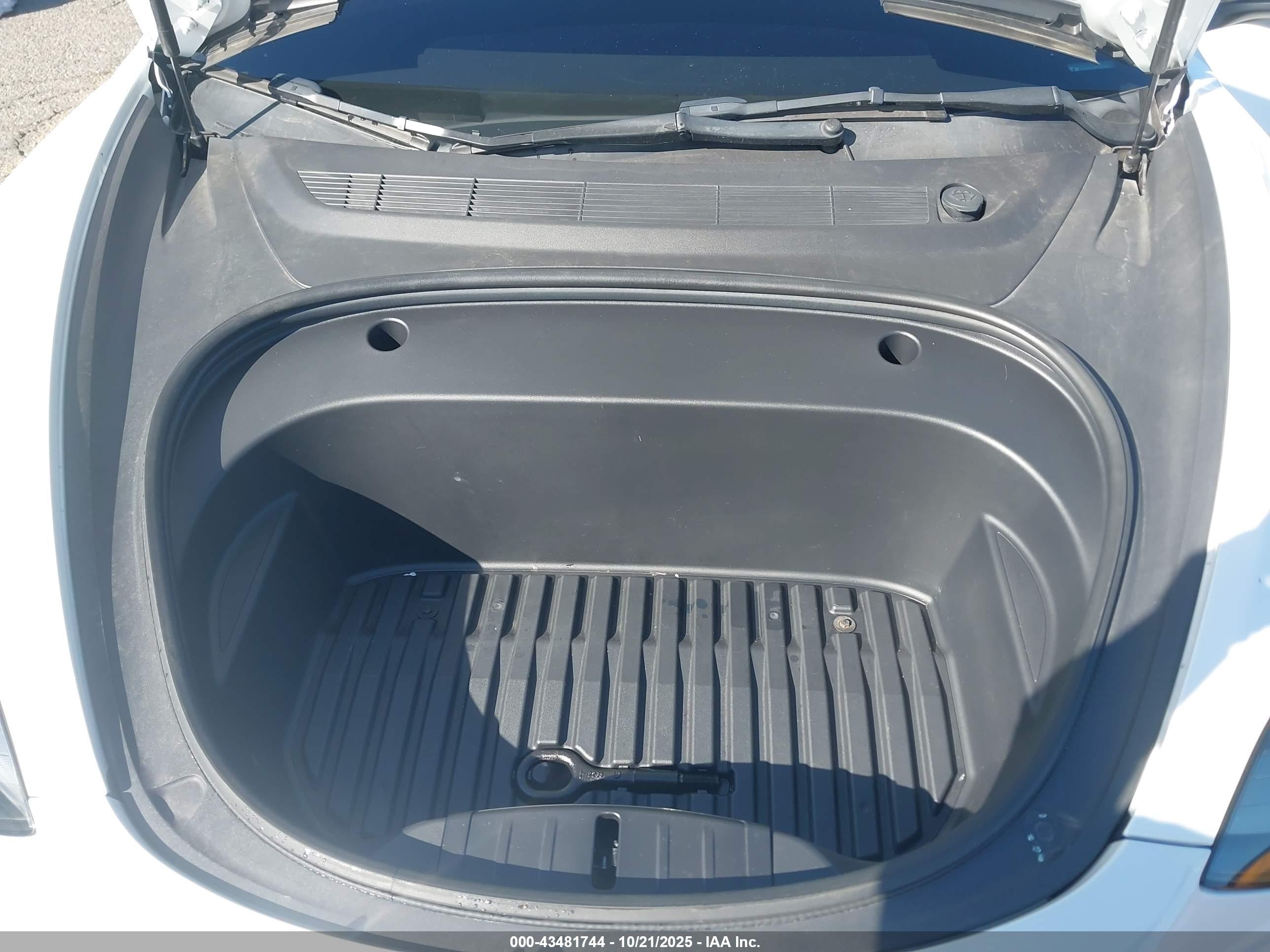 TESLA MODEL image 10