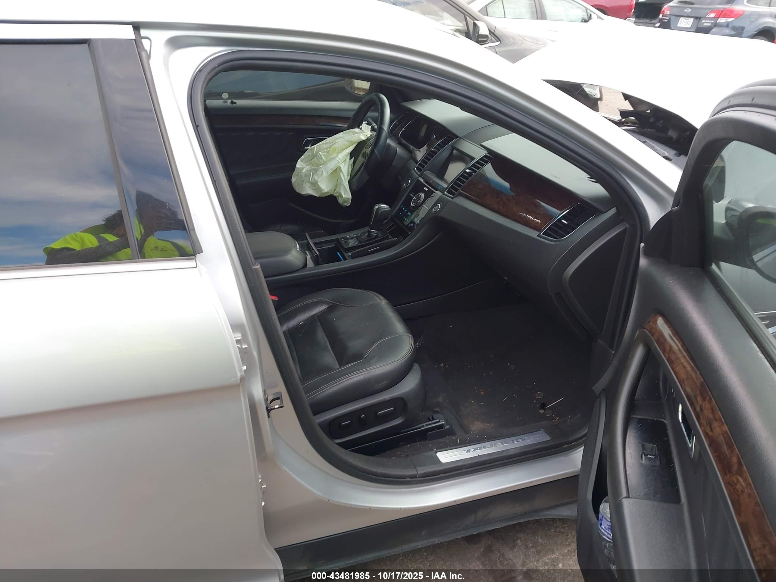 FORD TAURUS image 5