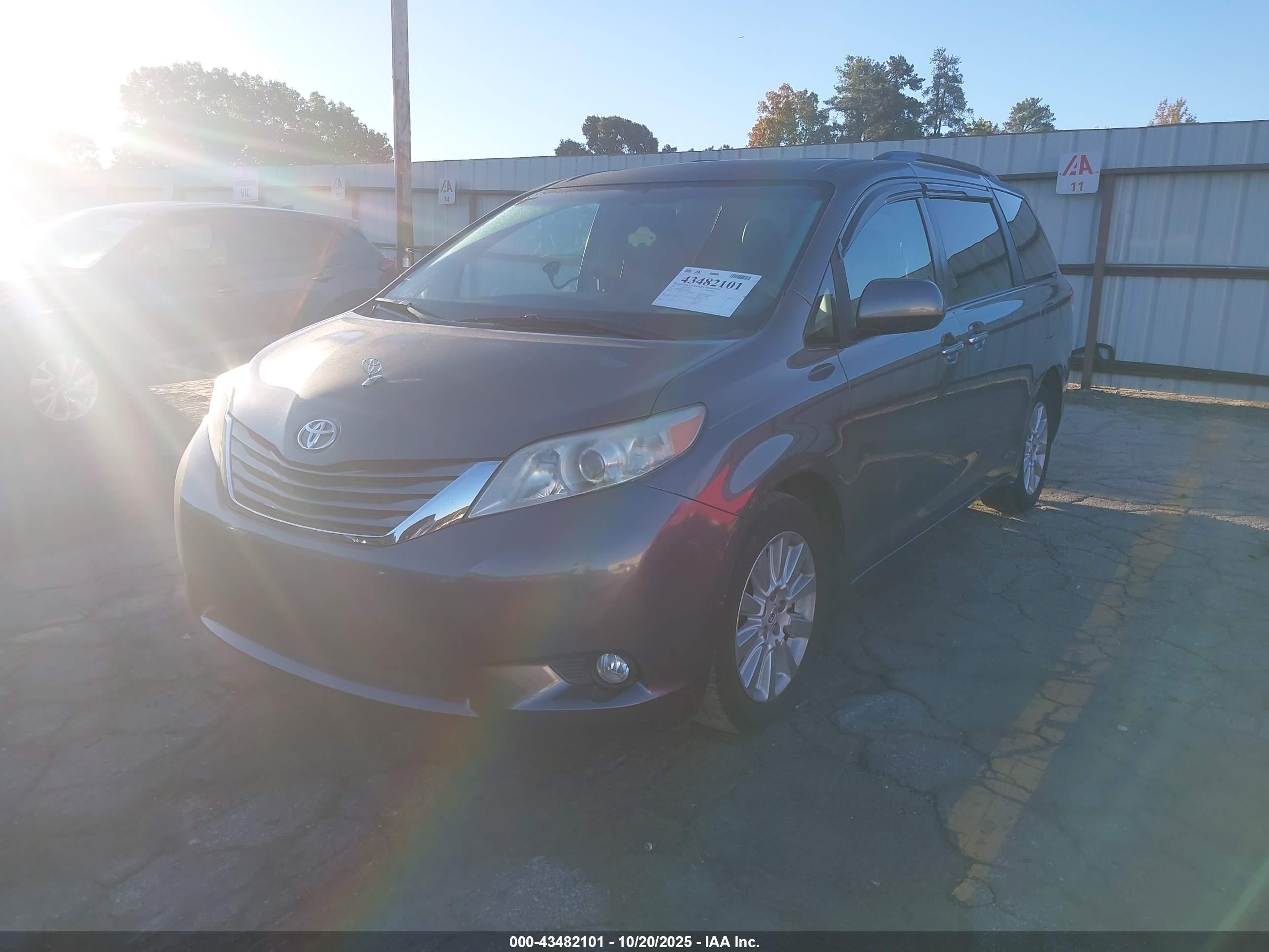 TOYOTA SIENNA image 2