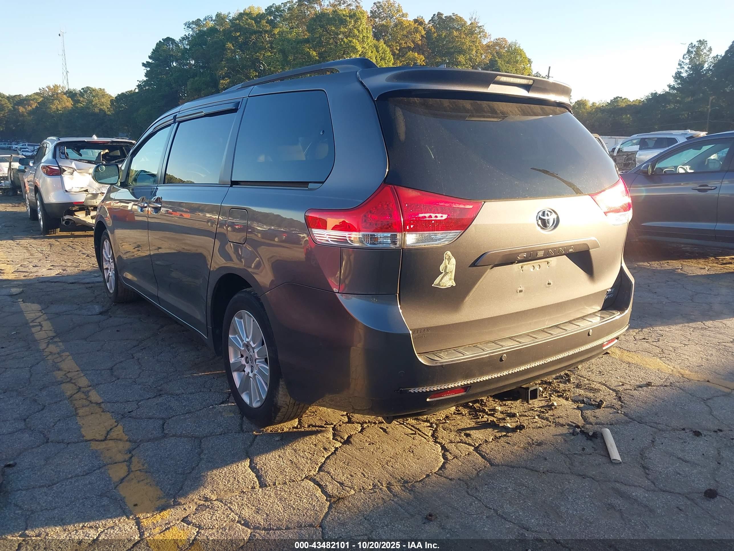 TOYOTA SIENNA image 3