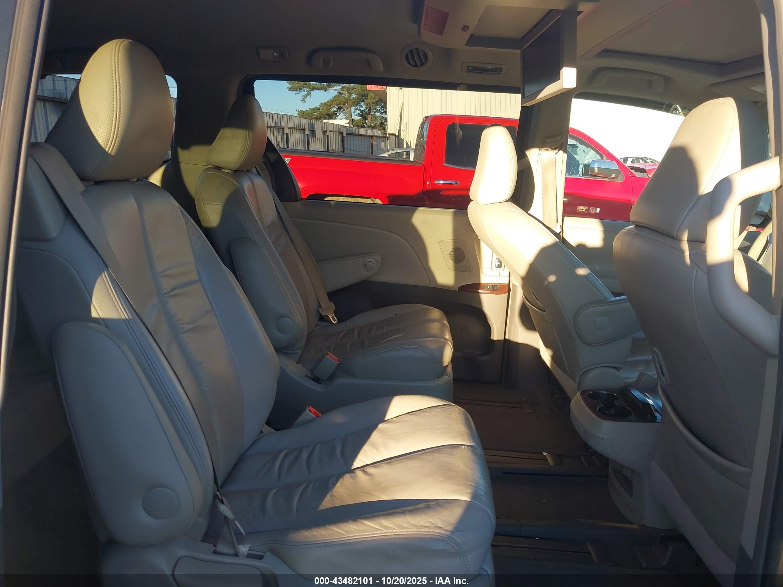 TOYOTA SIENNA image 8