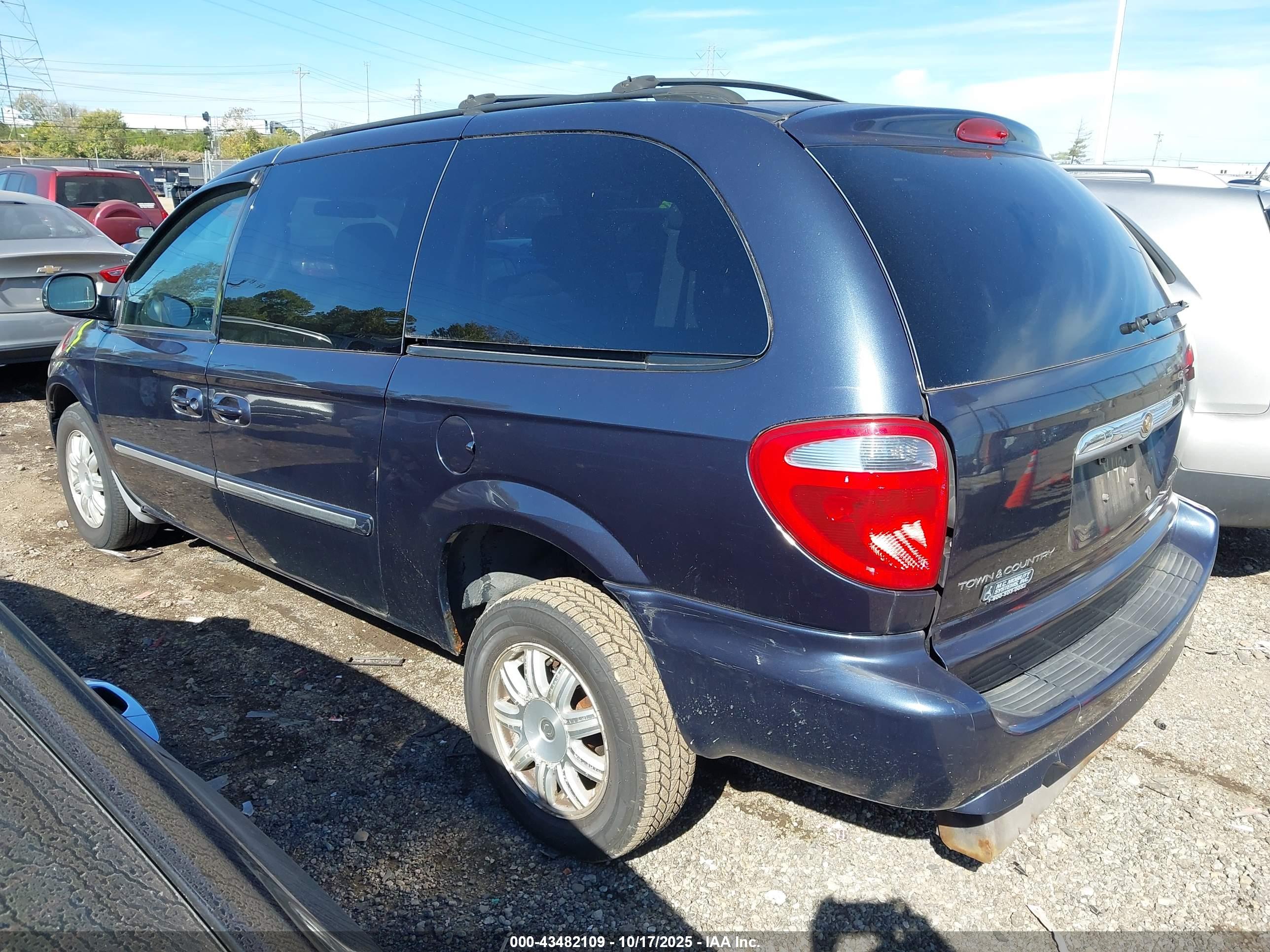 CHRYSLER TOWN image 3