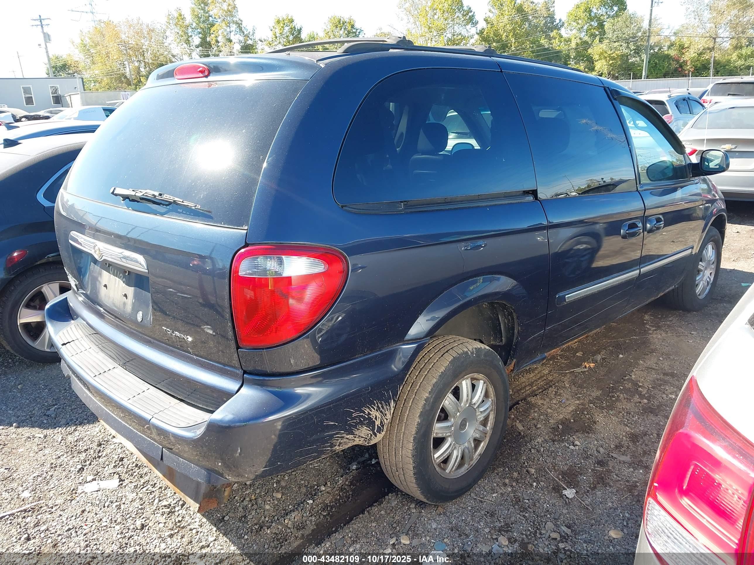 CHRYSLER TOWN image 4