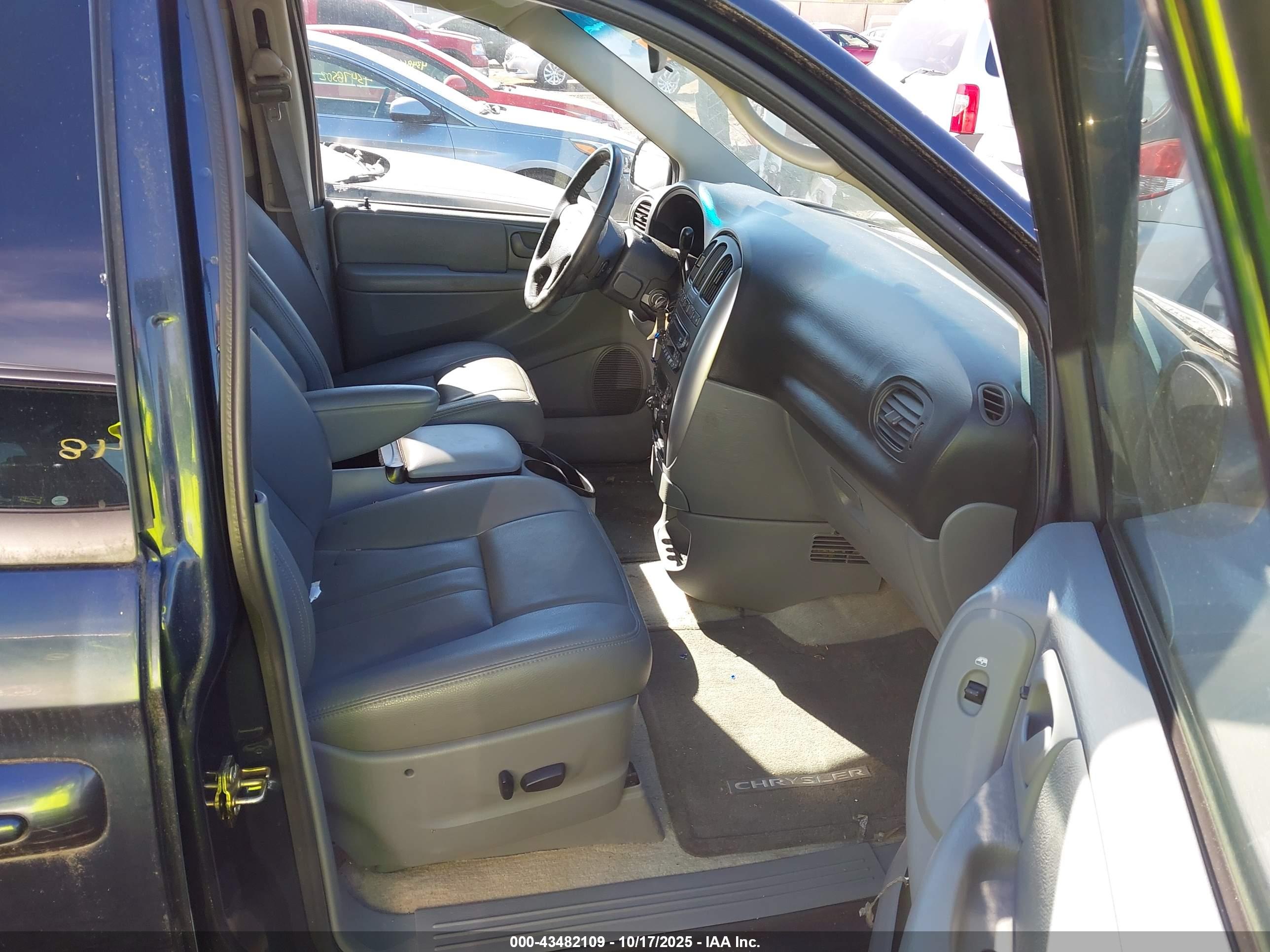 CHRYSLER TOWN image 5