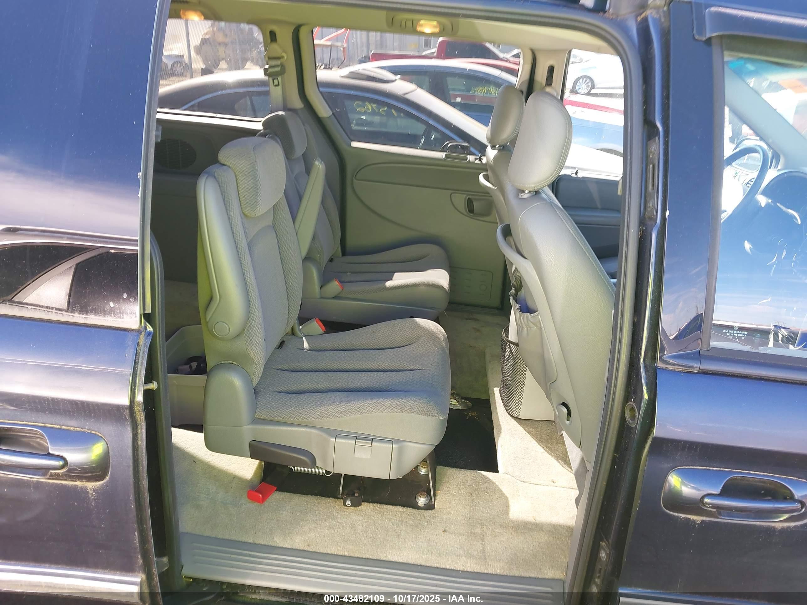 CHRYSLER TOWN image 8