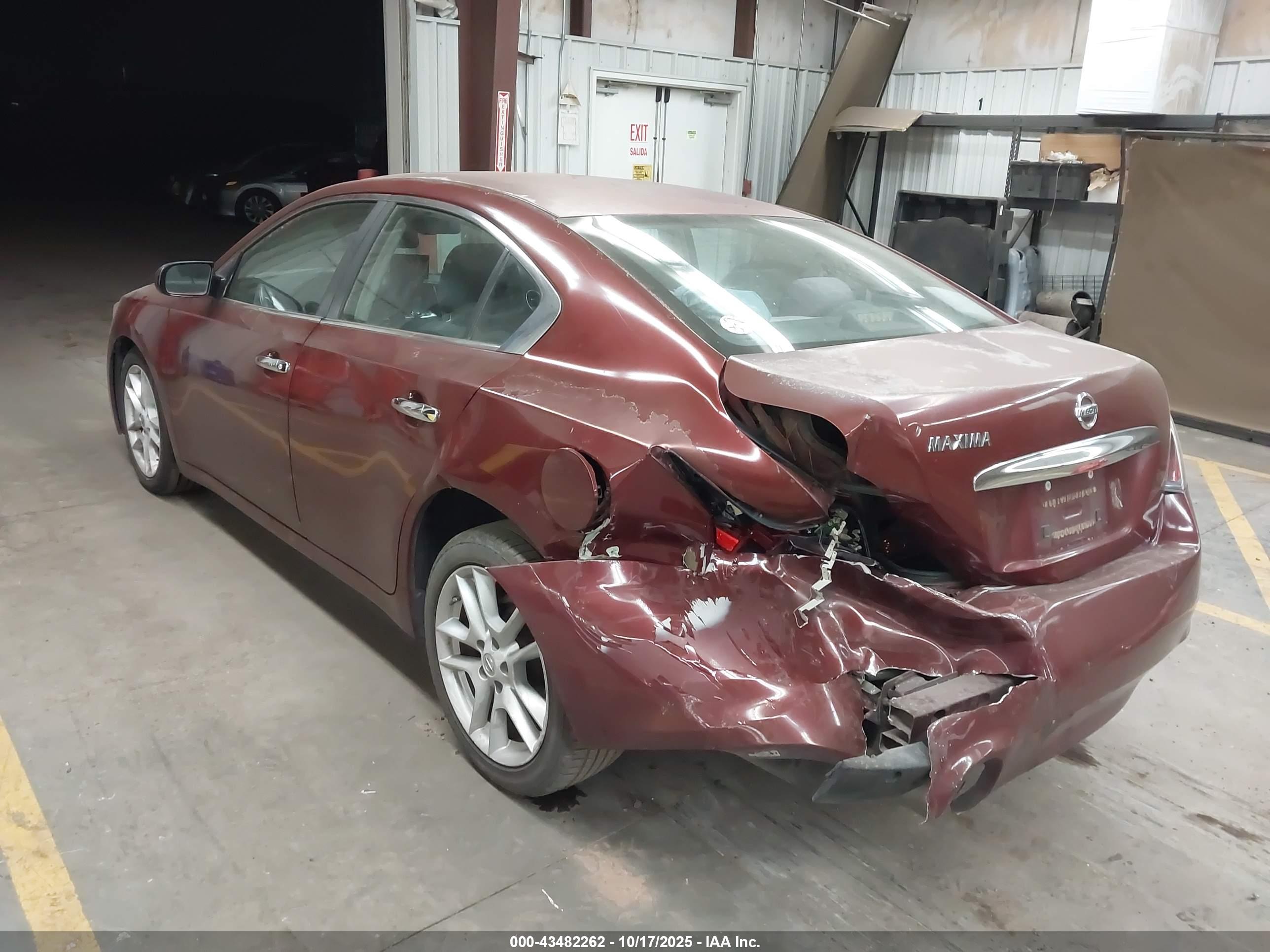 NISSAN MAXIMA image 3