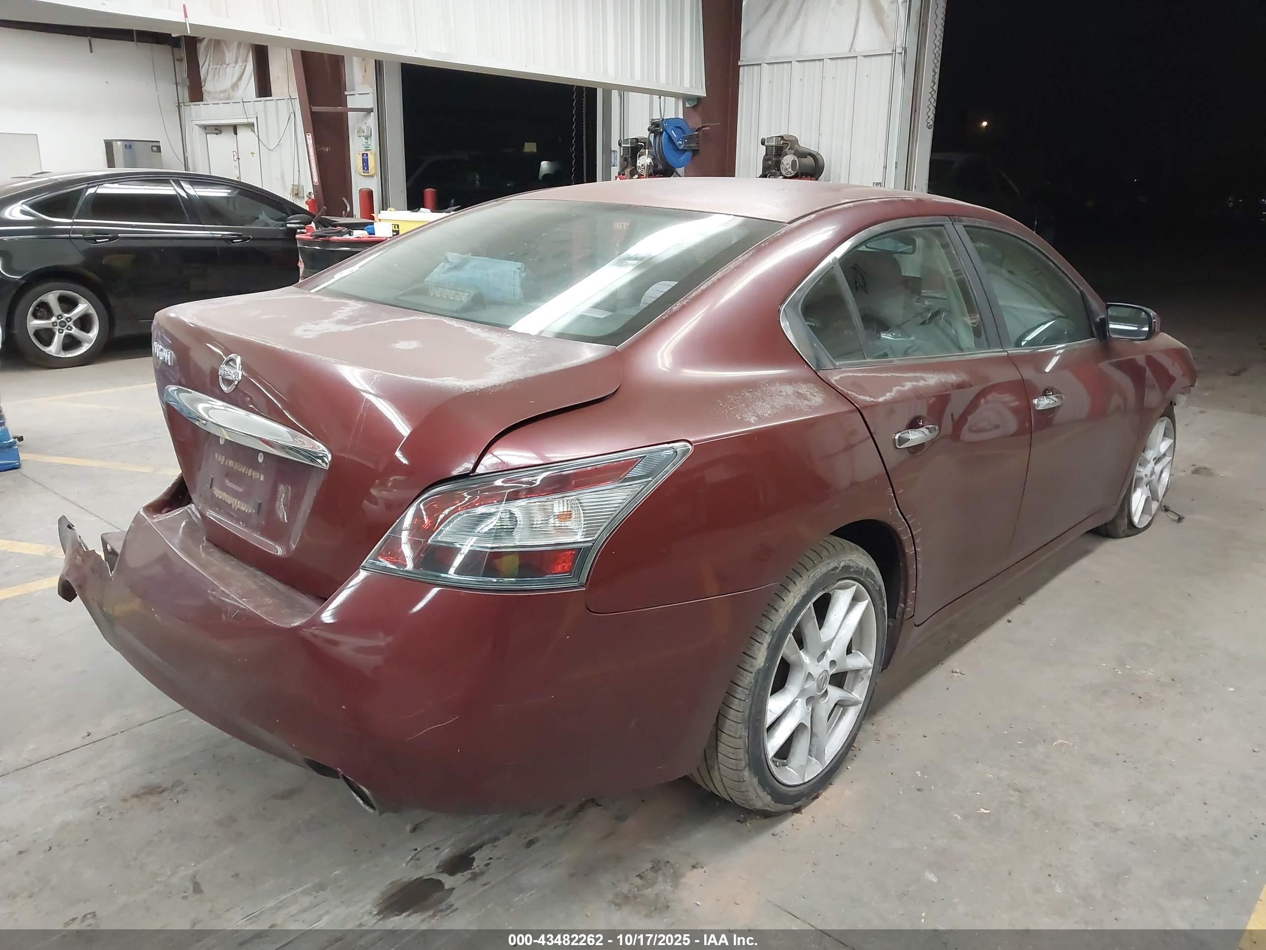 NISSAN MAXIMA image 4