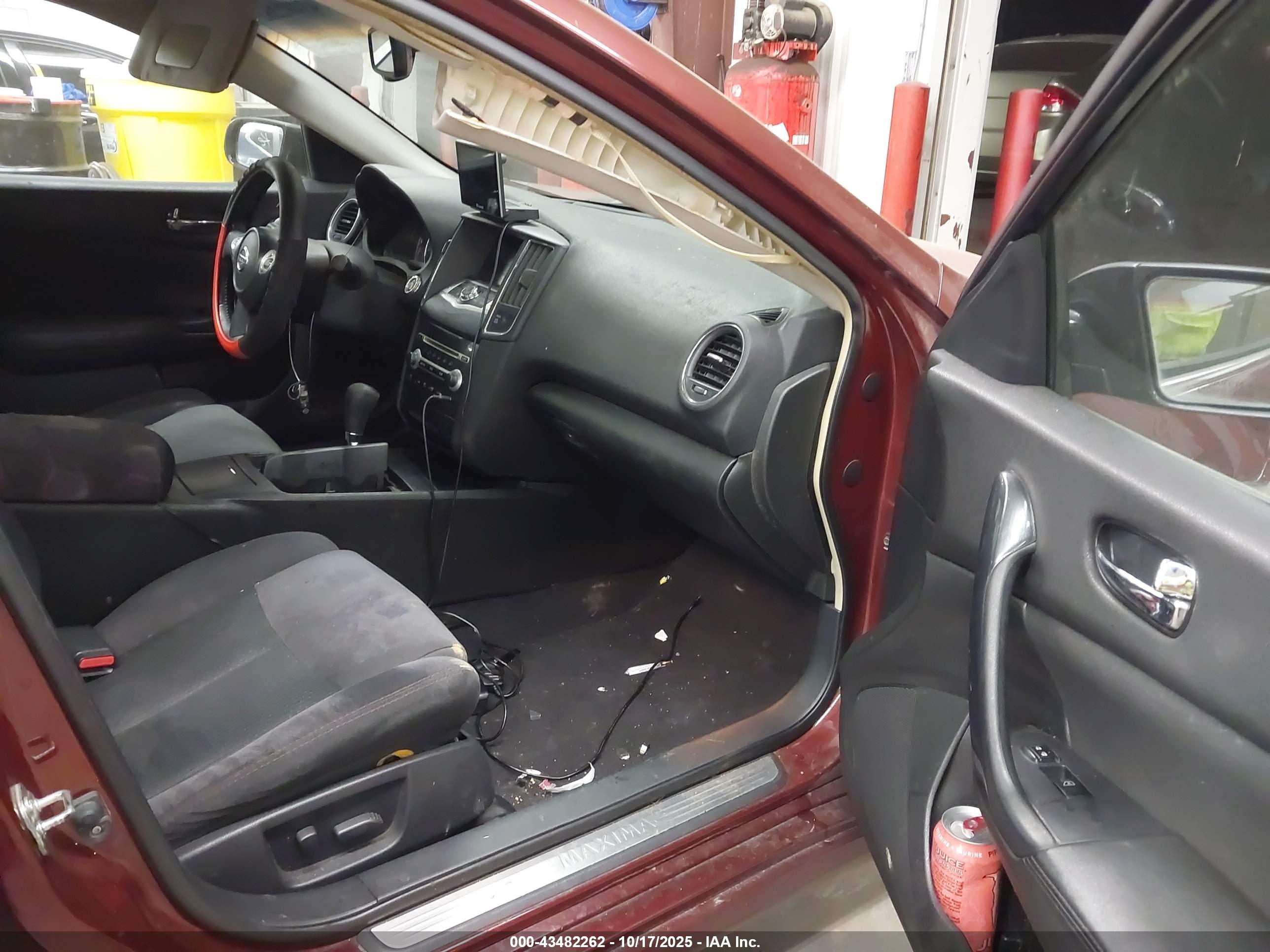NISSAN MAXIMA image 5