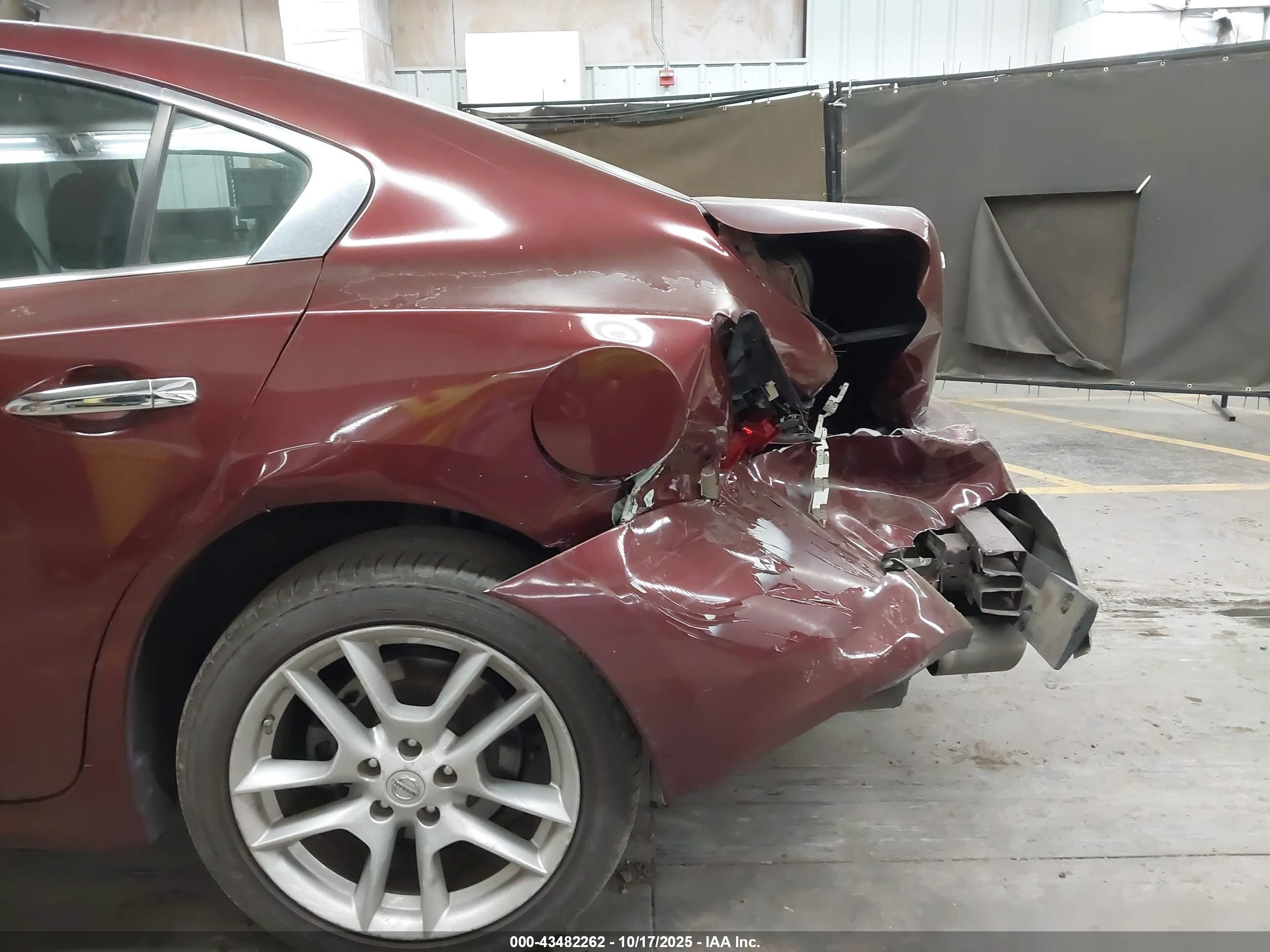 NISSAN MAXIMA image 6