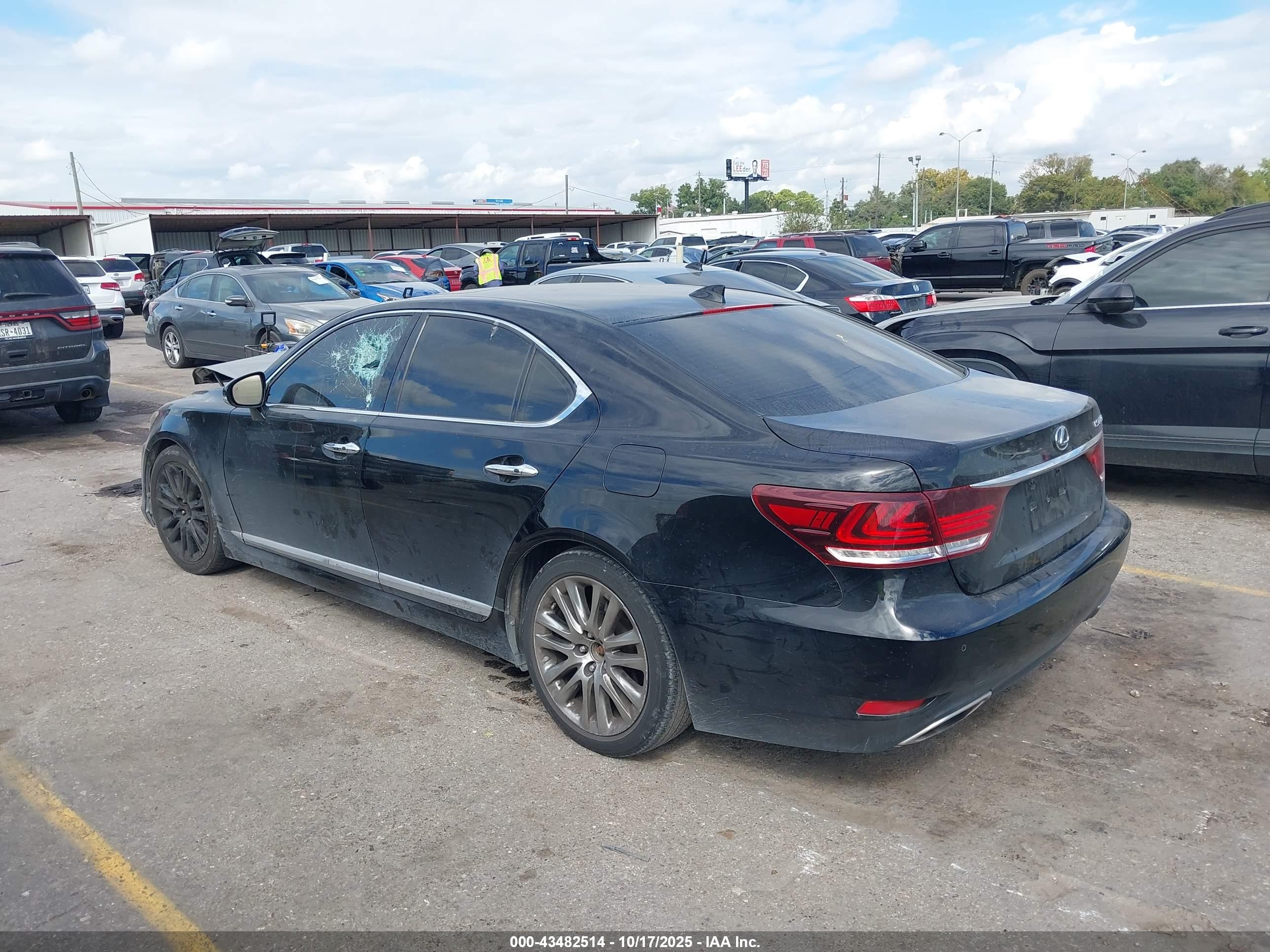 LEXUS LS image 3