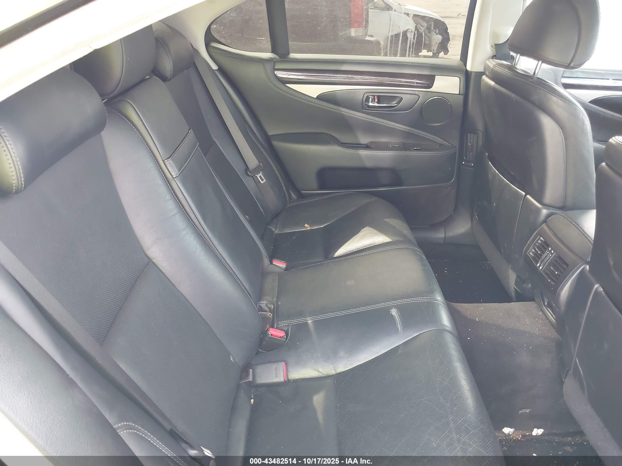 LEXUS LS image 8