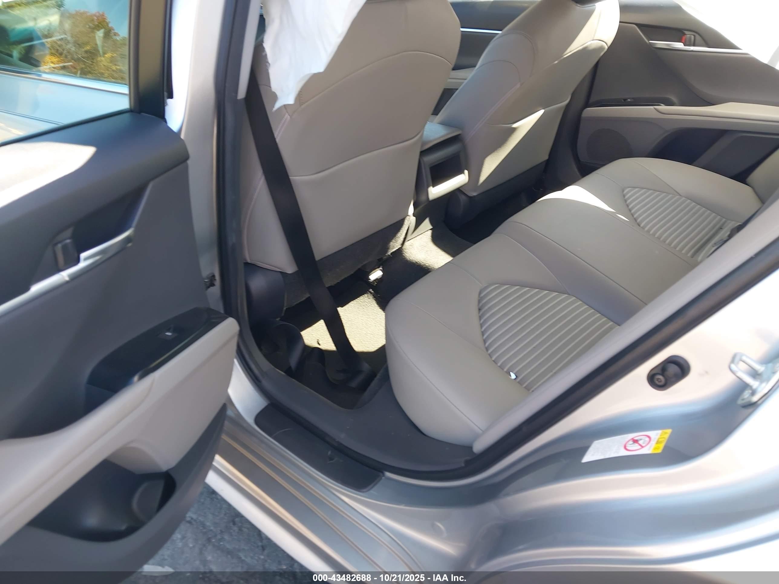TOYOTA CAMRY image 8