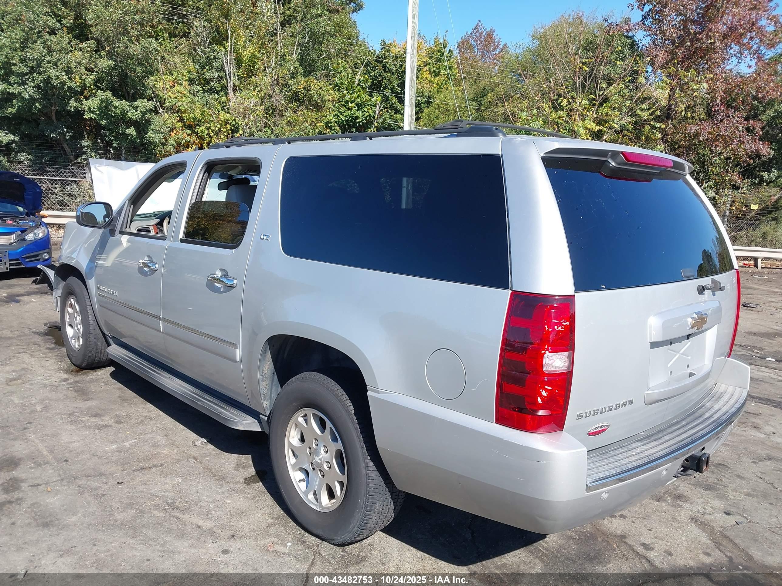 CHEVROLET SUBURBAN image 3